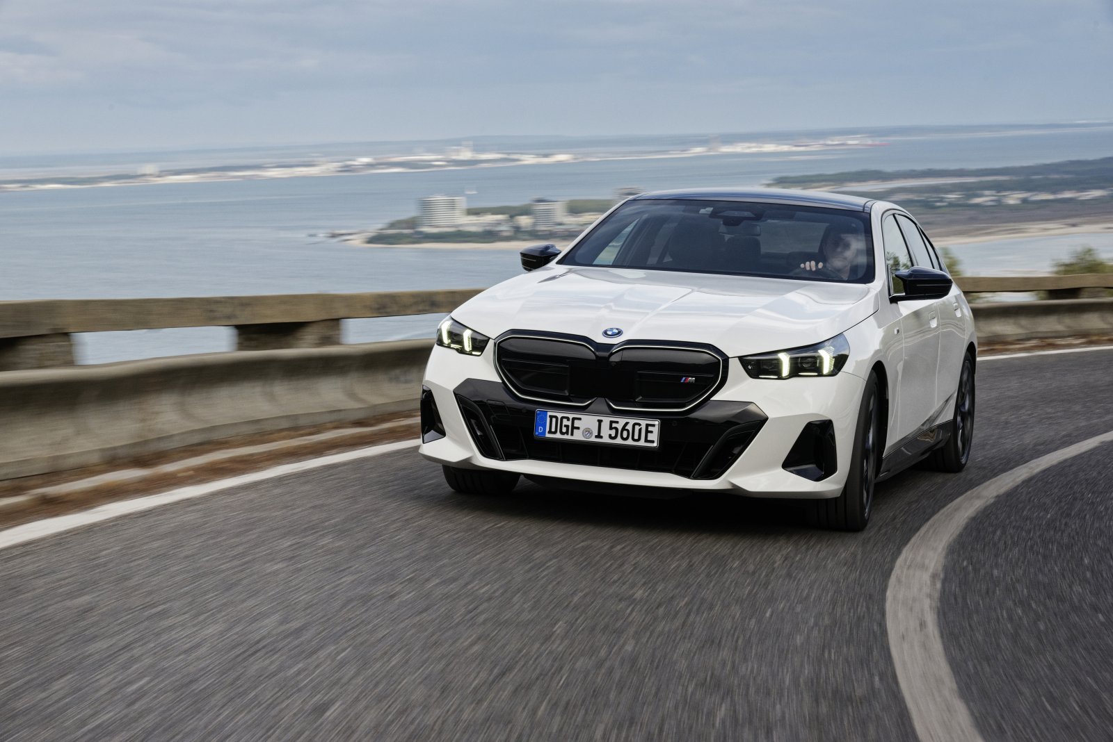 BMWi5_M60xDrive_AlpineWhite_10のコピー.JPG