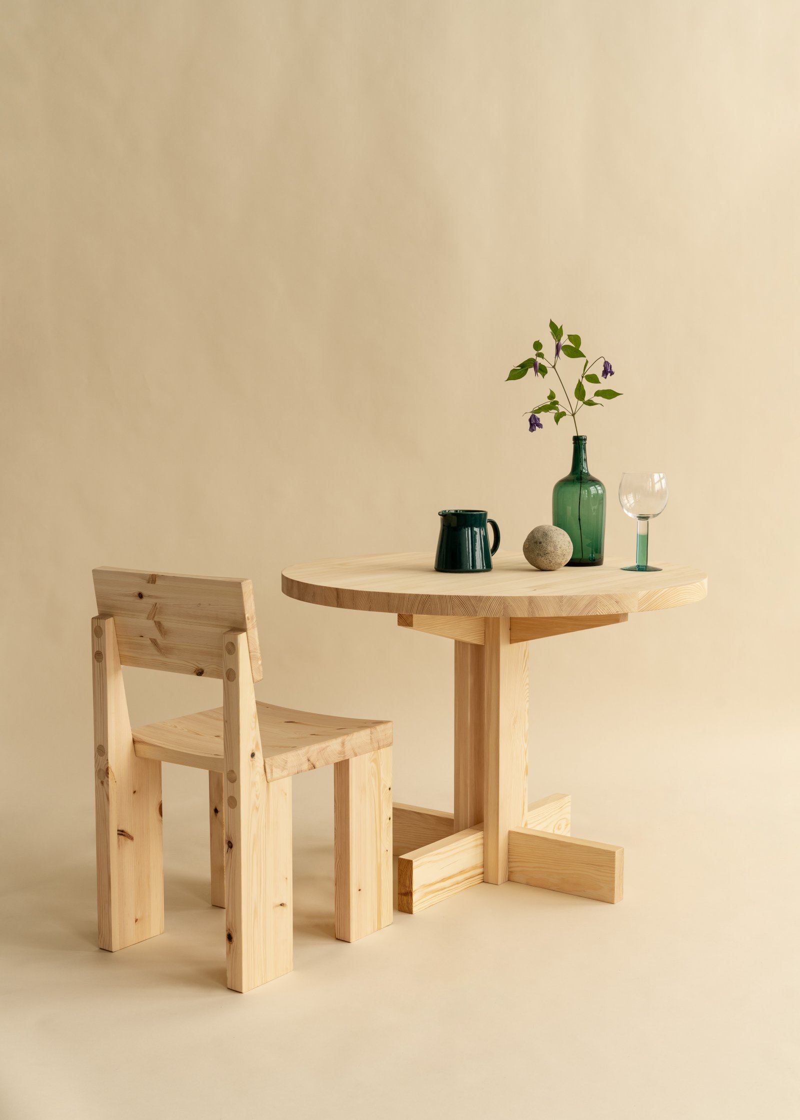 8-ヘルシンキー001 Dining Chair and 002 Dining Table.jpg