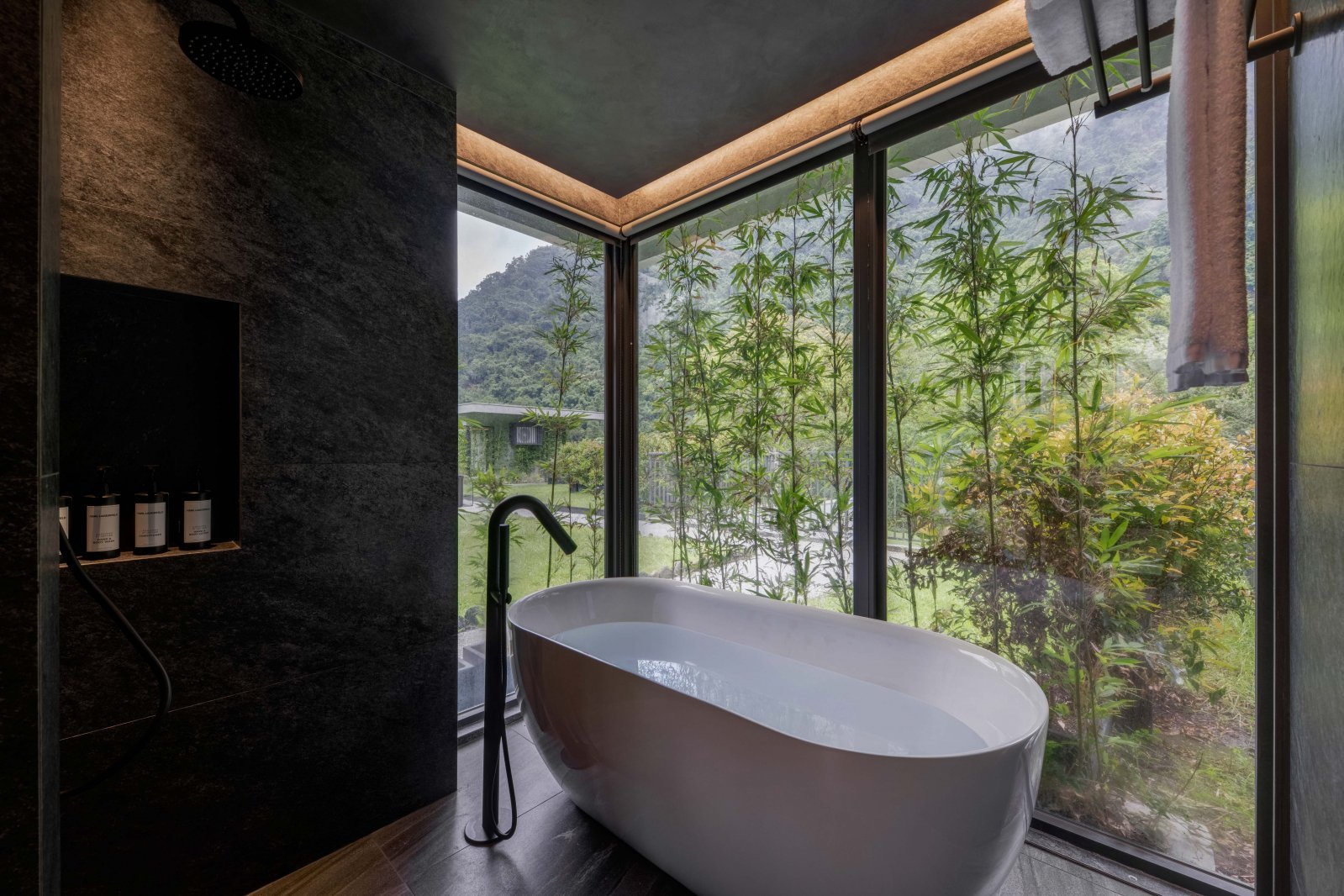 22_sokali maho bathtub.jpg