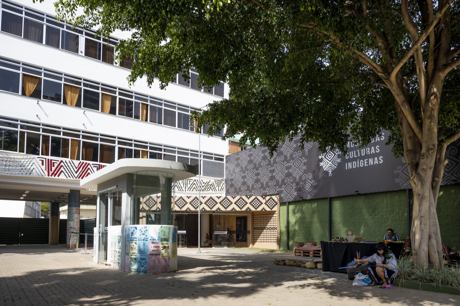 サンパウロ大学考古学民俗学博物館のブラジル先住民の衣装 洋書