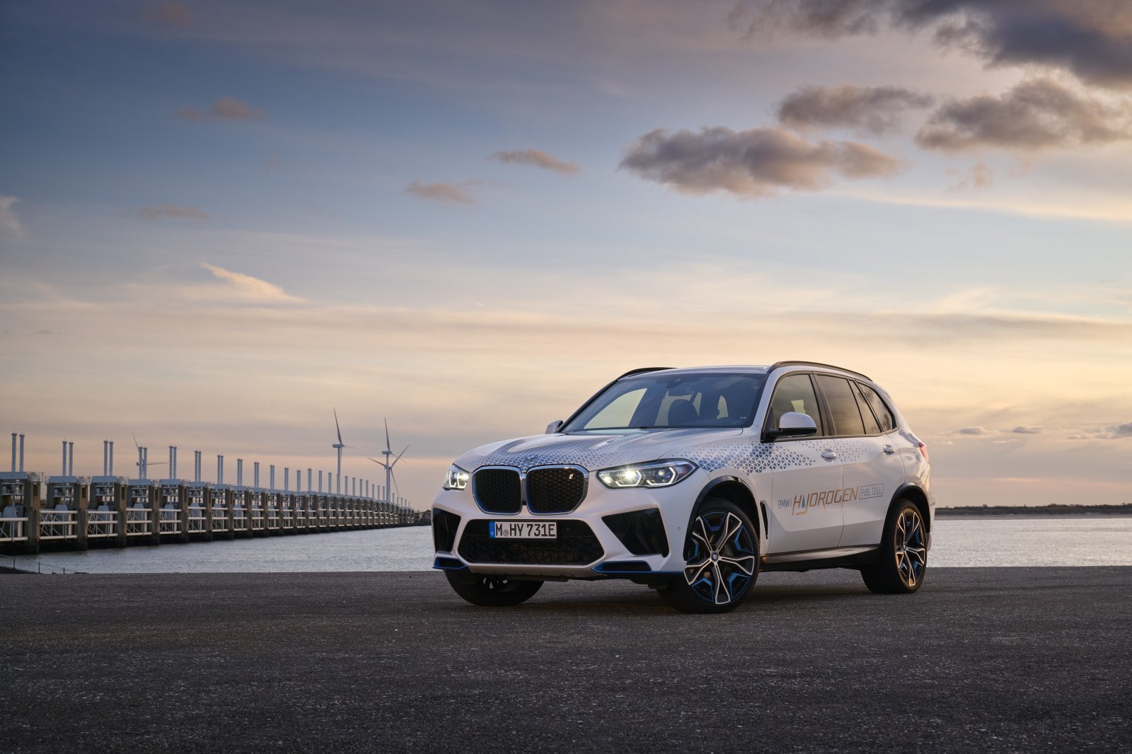 064_OnLocation_BMW_iX5_Hydrogen_Antwerpのコピー.jpg