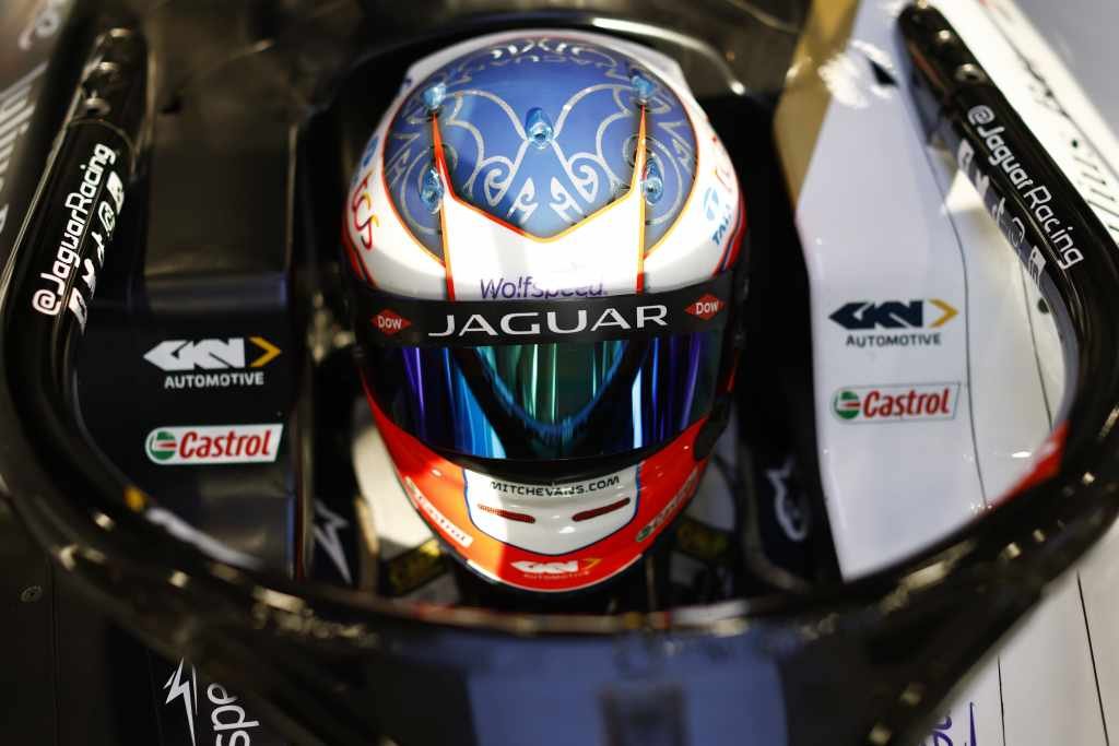 J_TCS_Racing_MitchEvans_DriverLineUp_004のコピー.jpg