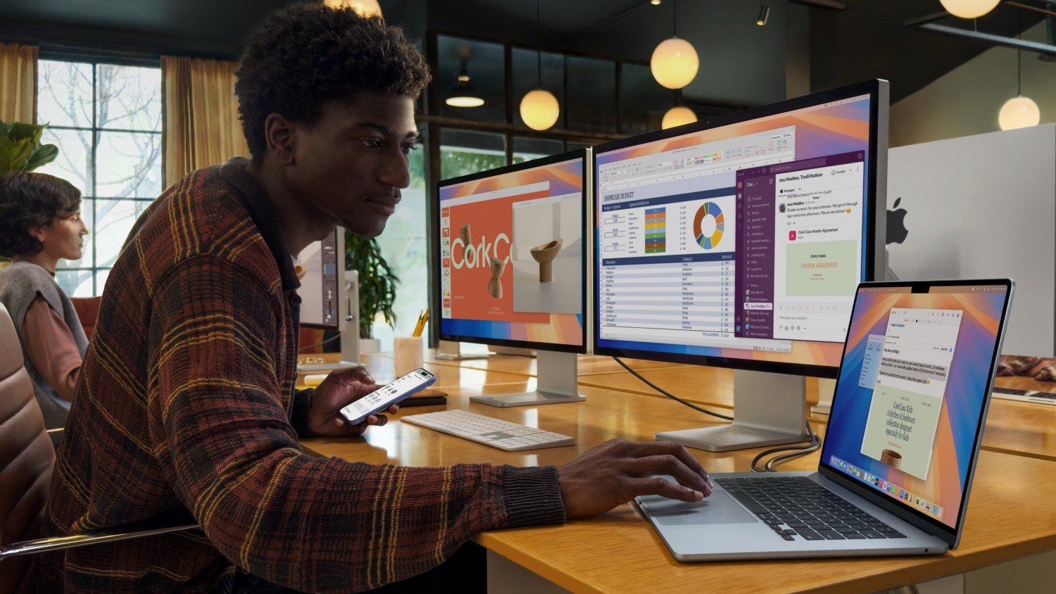 Apple-MacBook-Air-multitasking-and-multidisplay-250305.jpg