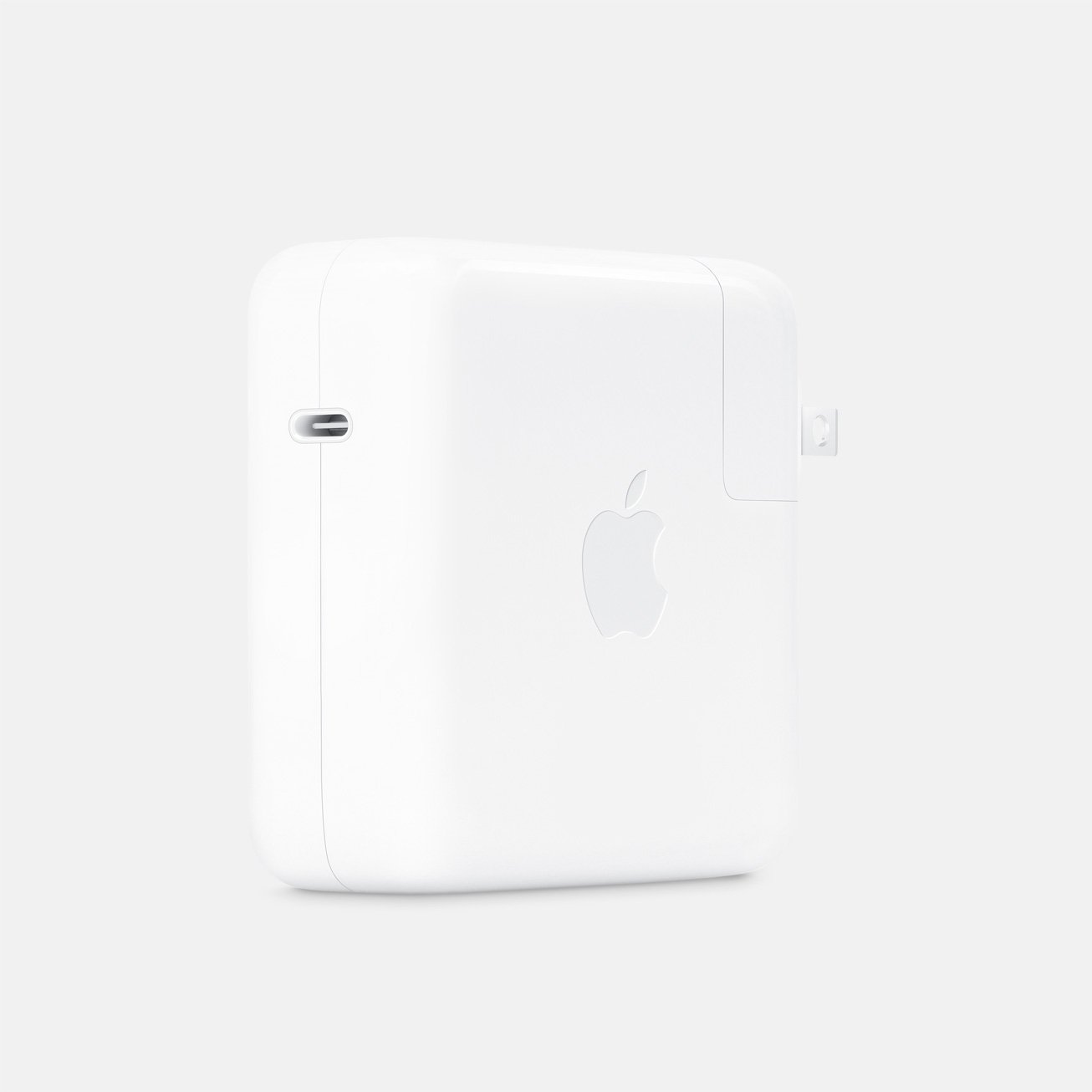 Apple-WWDC22-67W-dual-USB-C-Power-Adapter-220606.jpg