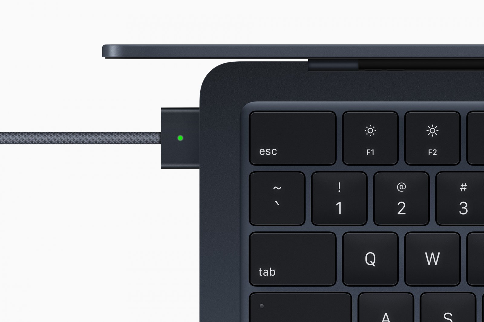 Apple-WWDC22-MacBook-Air-MagSafe-220606.jpg