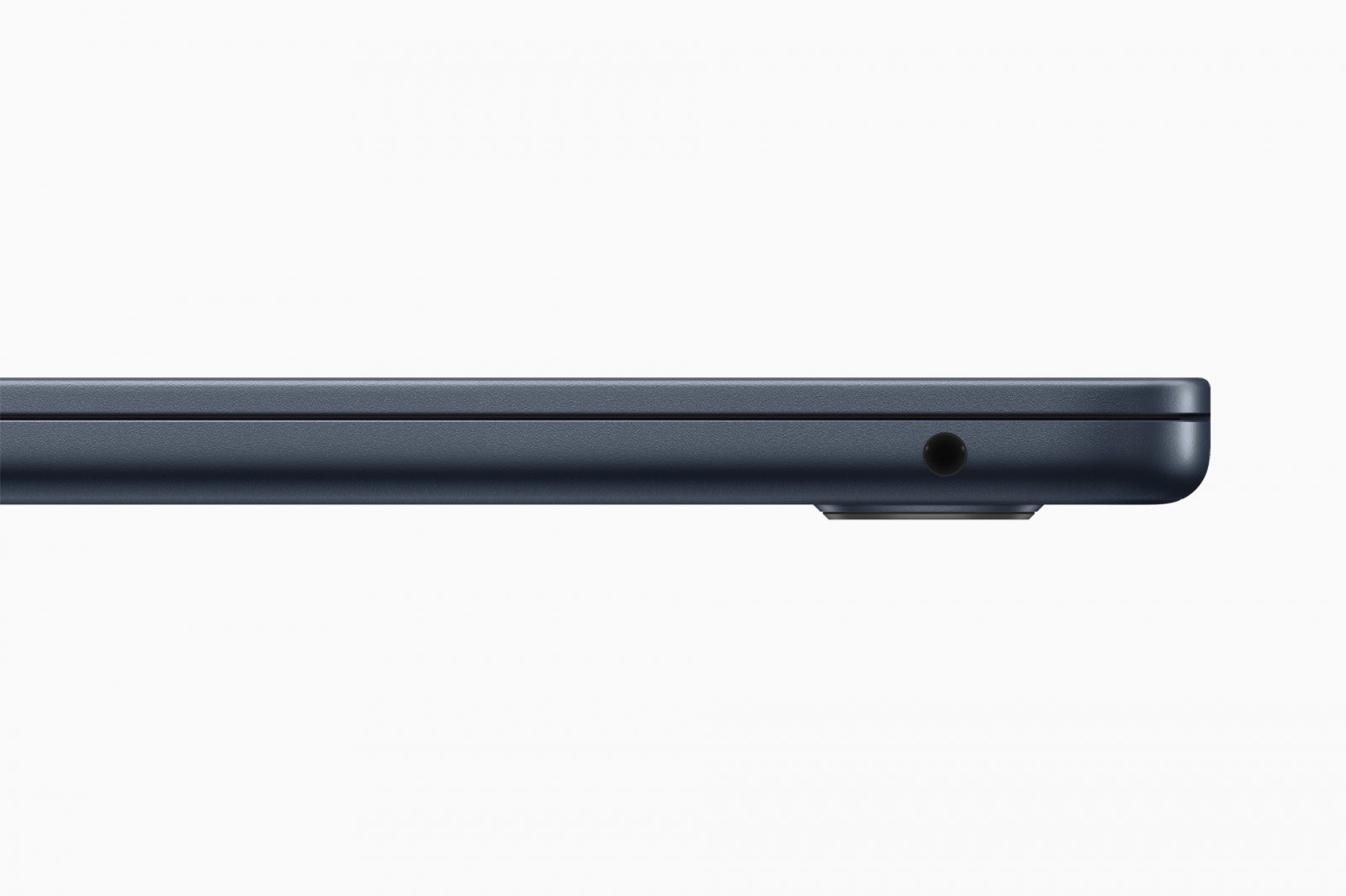 Apple-WWDC22-MacBook-Air-headphone-jack-220606.jpg