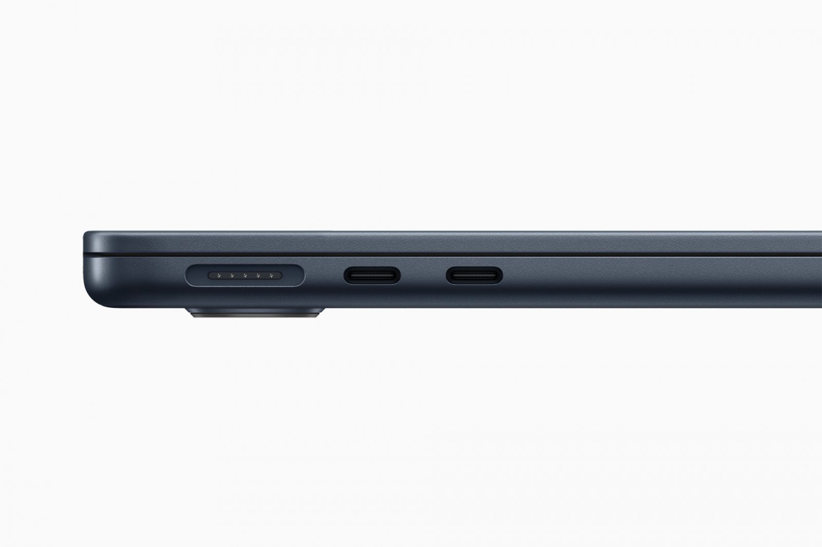 Apple-WWDC22-MacBook-Air-ports-220606.jpg
