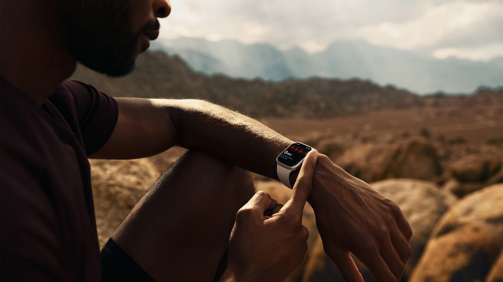 Apple_watch-series7_lifestyle-03_09142021.jpg