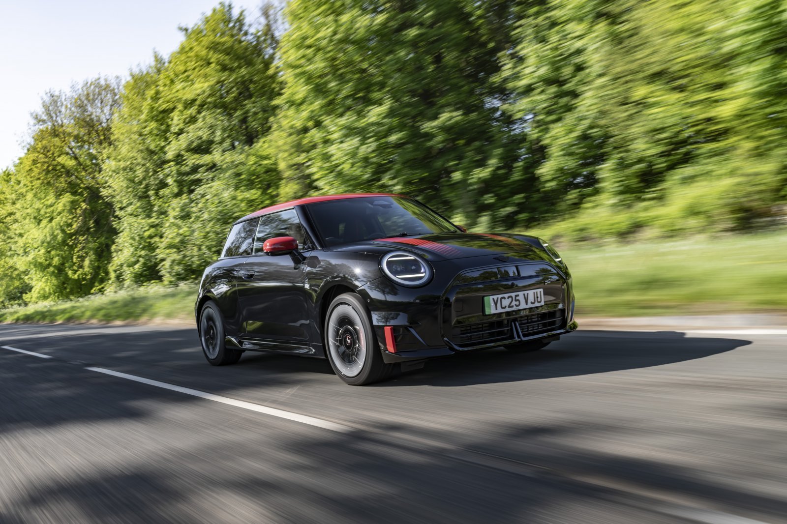 BF_MINI_JCW_Electric_Midnight_Black_II_052025_00001.jpg