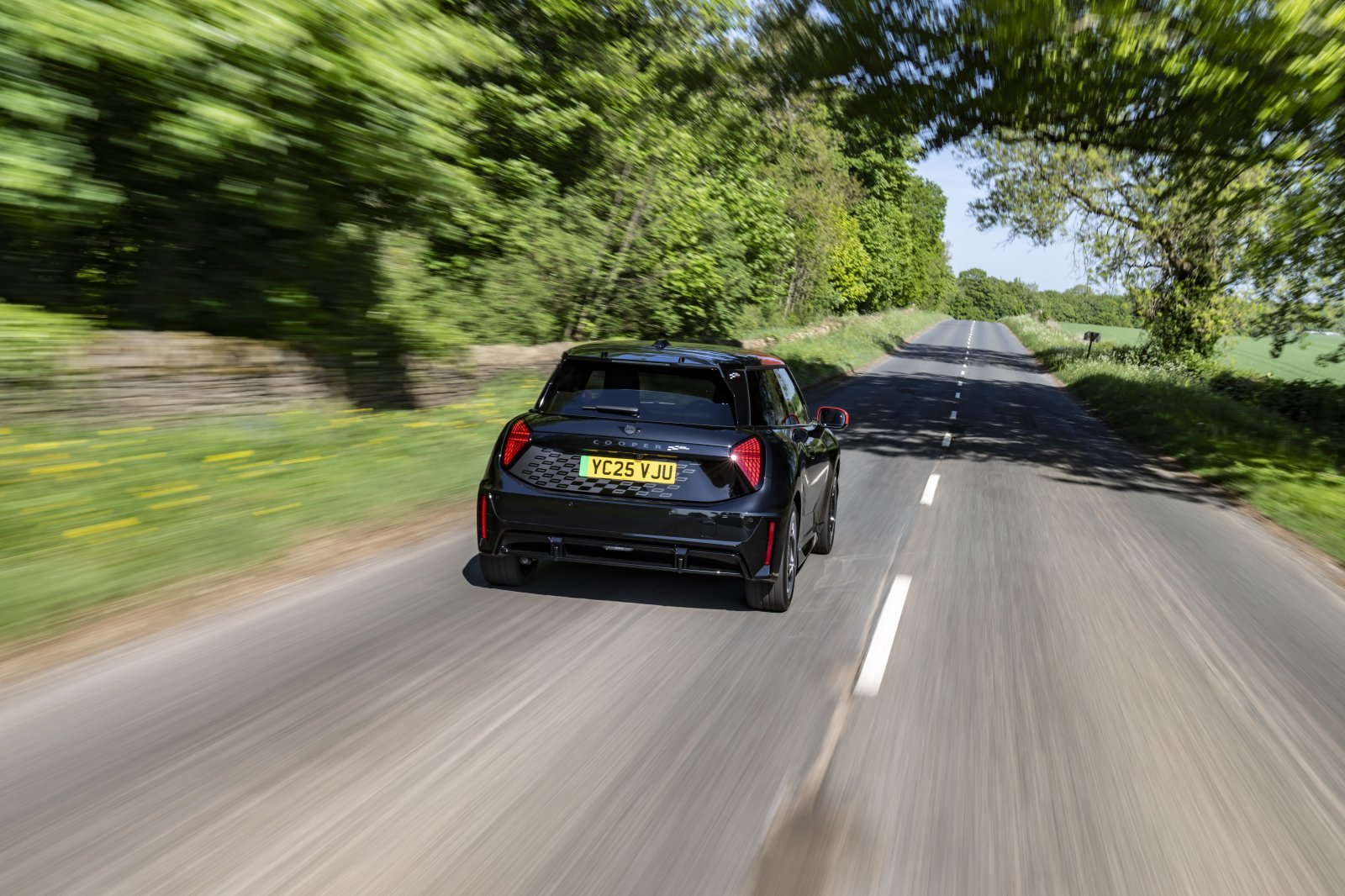 BF_MINI_JCW_Electric_Midnight_Black_II_052025_00015.jpg