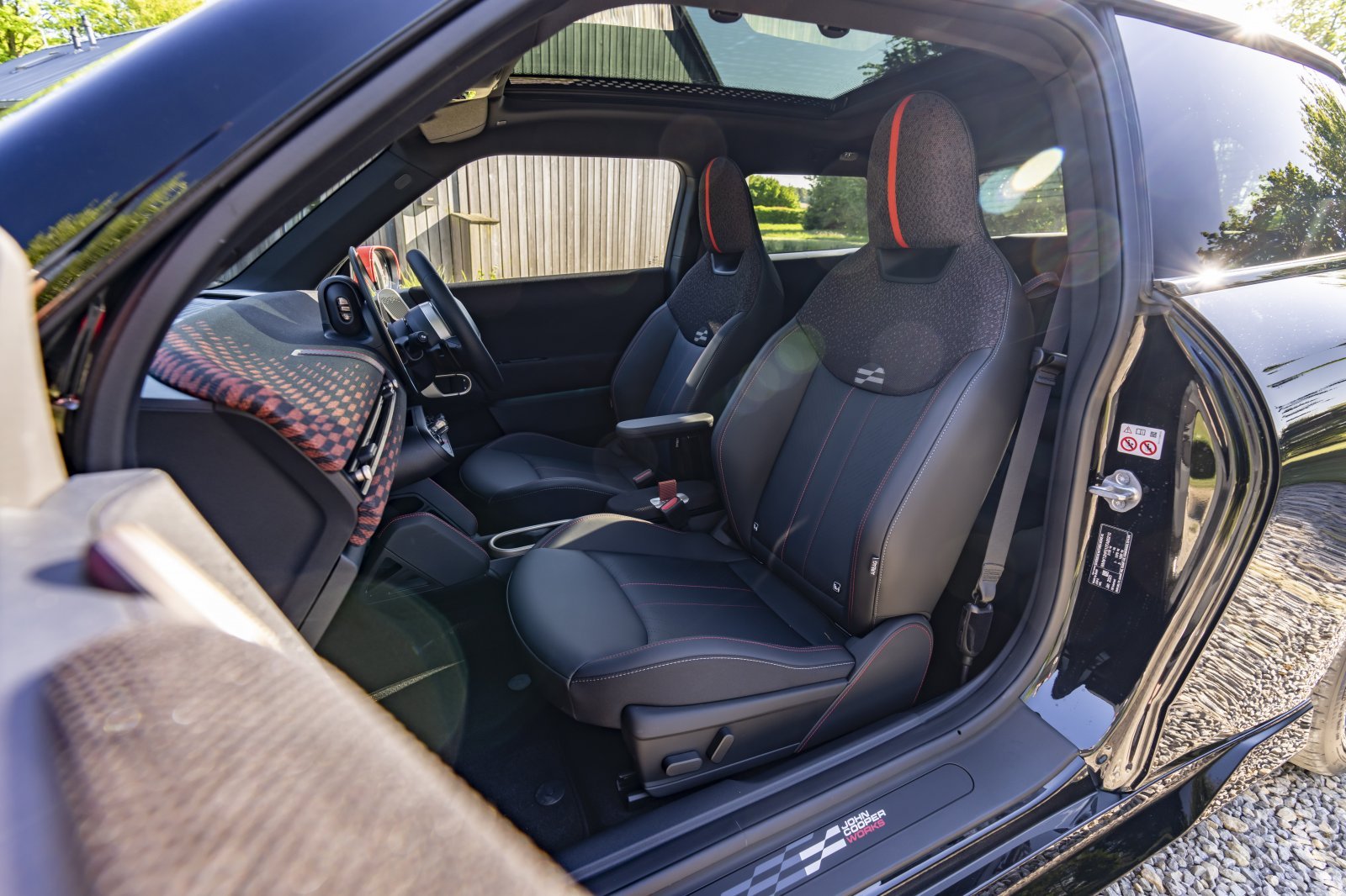 BF_MINI_JCW_Electric_Midnight_Black_II_052025_00060.jpg