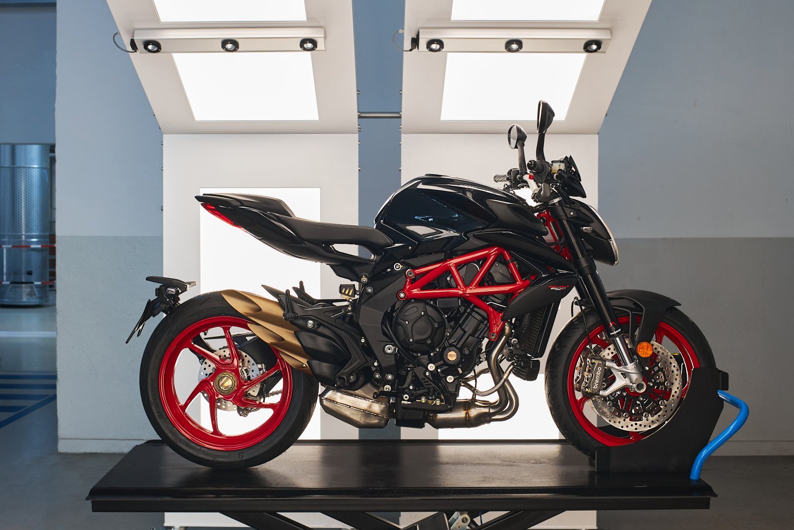 BRUTALE 800__NERO CARBONIO (1) 5266x3513.jpg