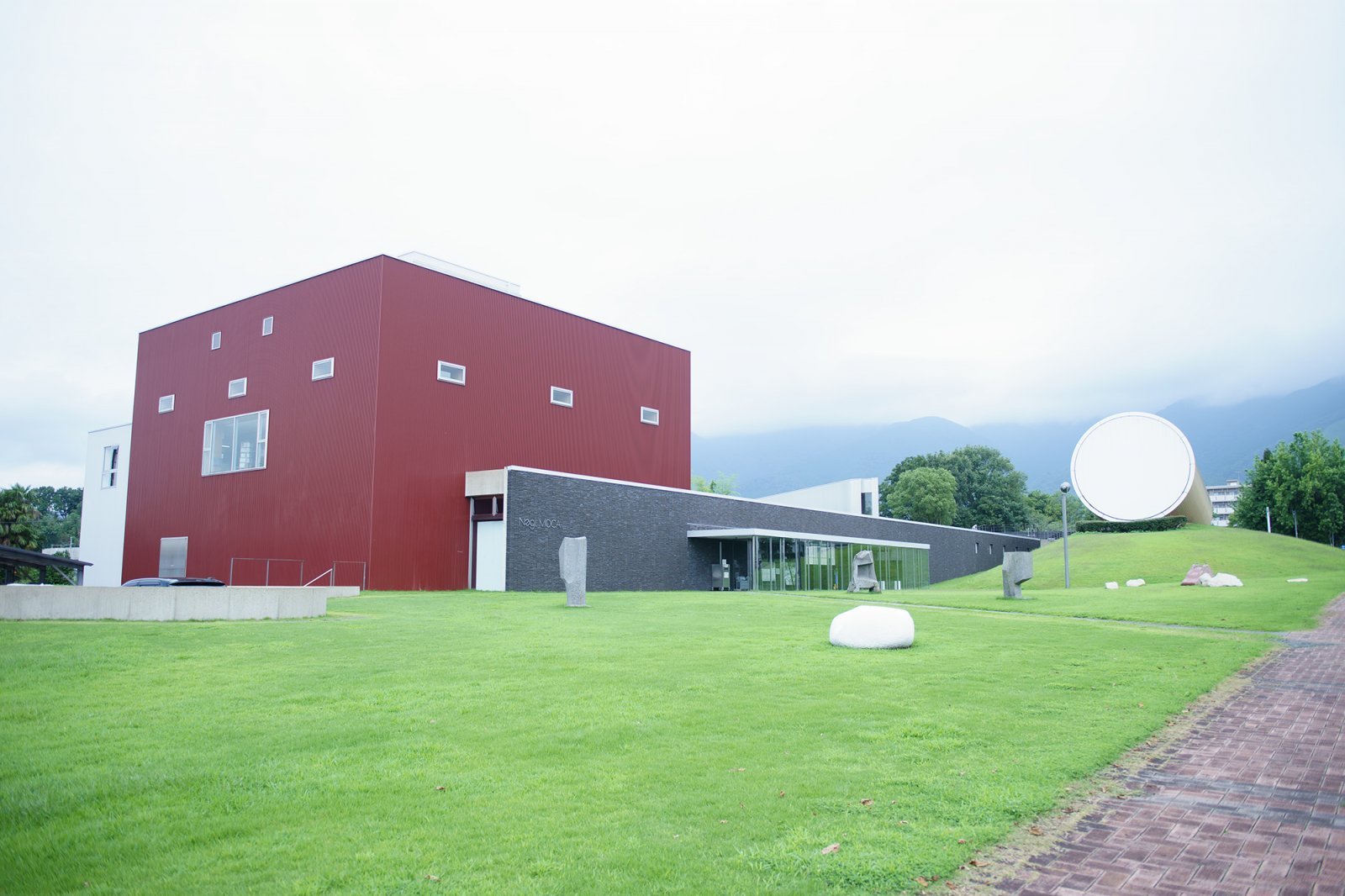 岡山県内陸部、設計は磯崎新。世界初の建築・作品一体型の公共建築、奈義町現代美術館（通称Nagi MOCA）の先見性 ... - Pen Online