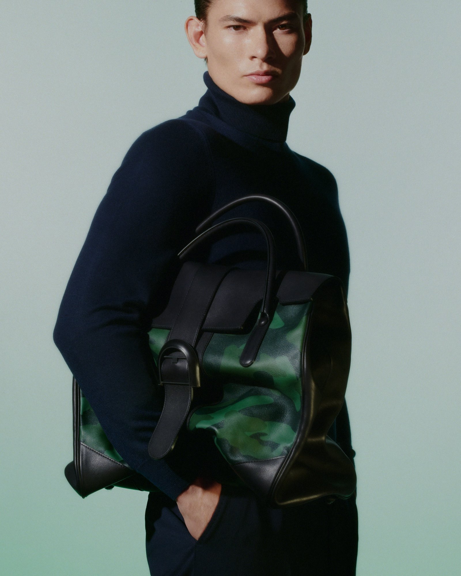 Delvaux_AW23_Brillant_LXXL_Camouflage_Dream_Calf_Kaki-Noir_Asian_Campaign_Image.jpg