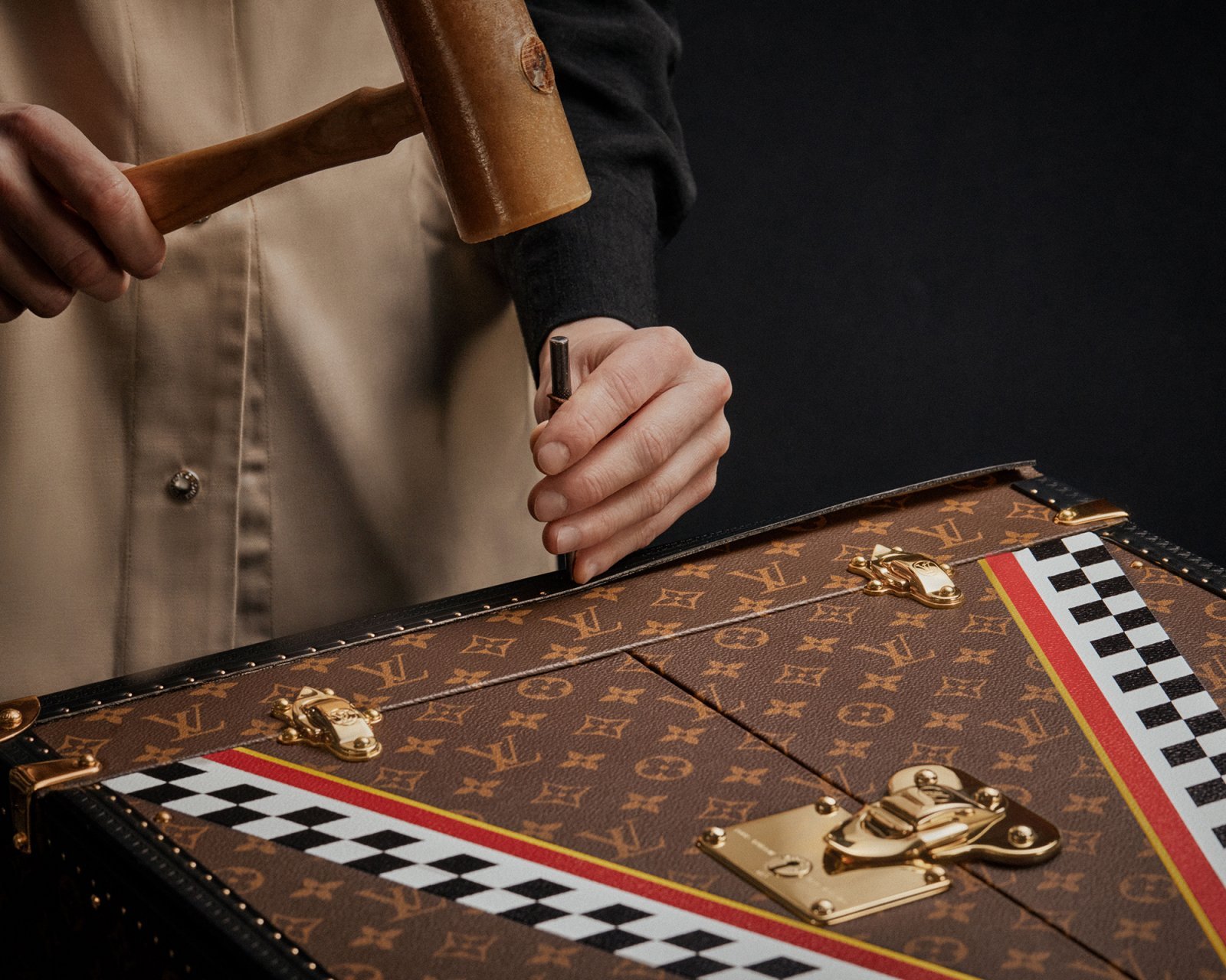 E_LOUIS VUITTON x FORMULA 1_JAPANESE TROPHY TRUNK 2026_SAVOIR FAIRE4.jpg