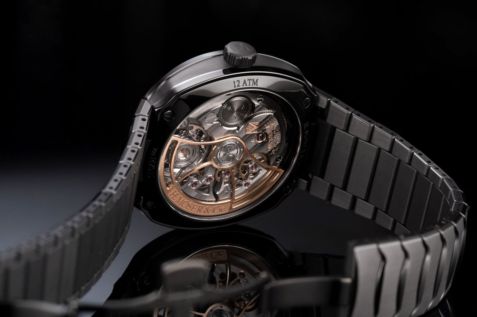 HMoser_6805-2100_Streamliner _Tourbillon_Concept_Ceramic__Lifestyle_Caseback_dark.jpg