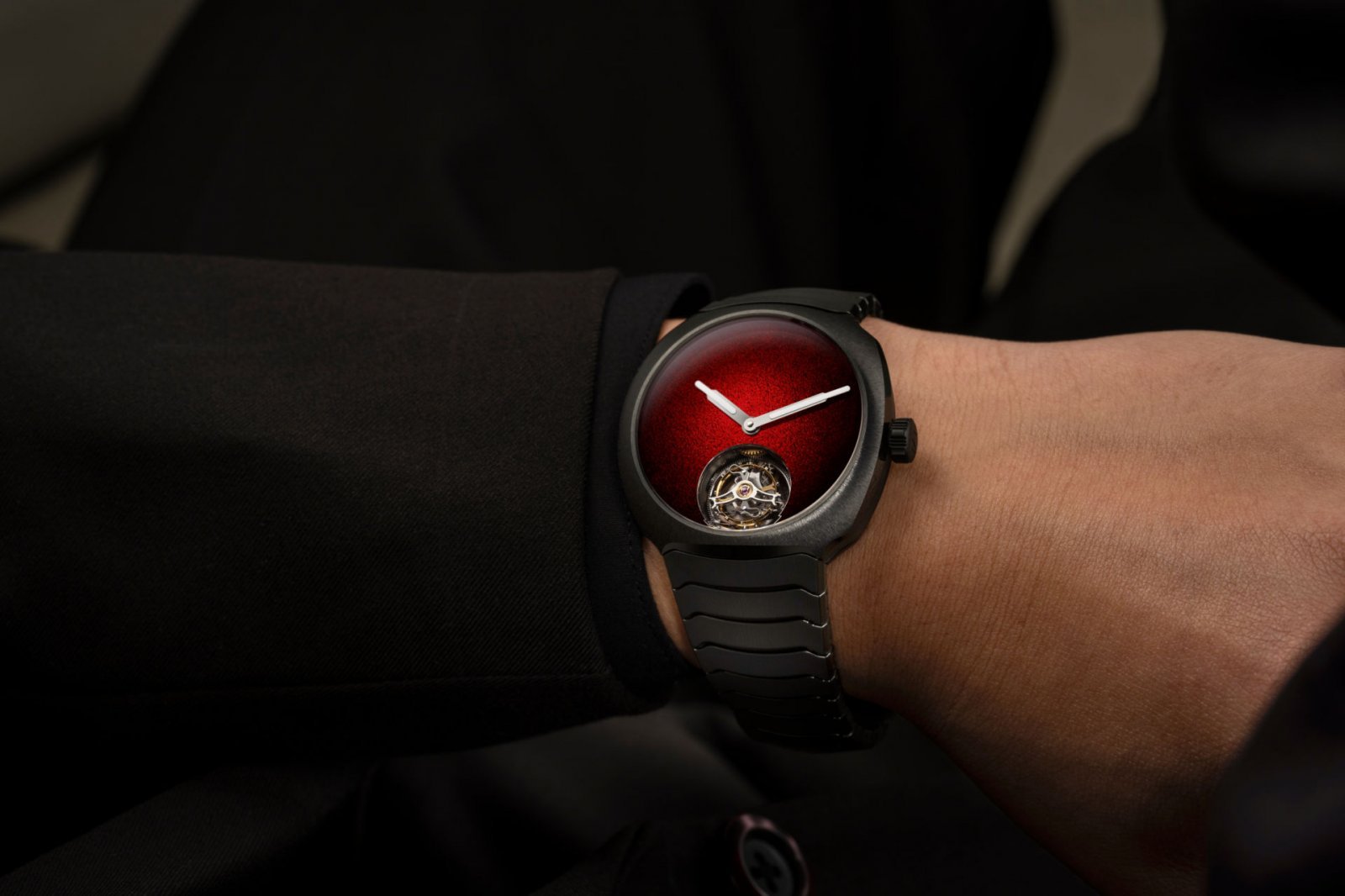 HMoser_6805-2100_Streamliner _Tourbillon_Concept_Ceramic__Wristshot_checking.jpg