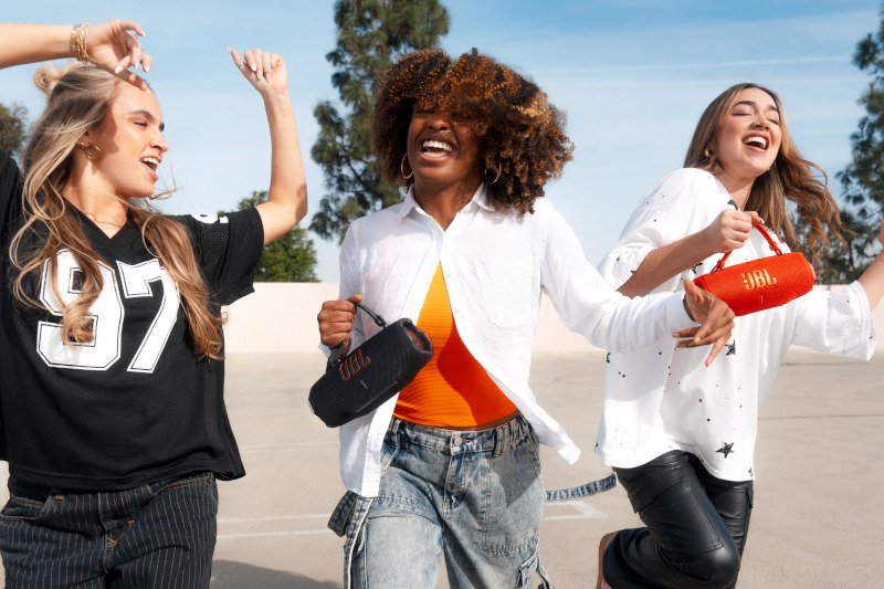 JBL_CHARGE6_LIFESTYLE_DANCING_24_x1.jpg