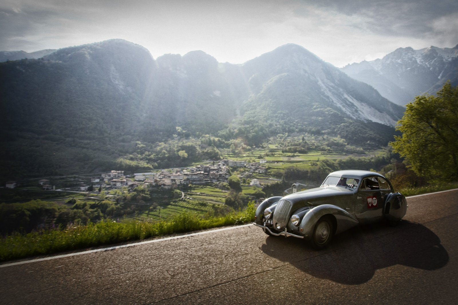 LV-Classic-Serenissima-Run-2012-Bentley-4.25-Litre-1938.jpg
