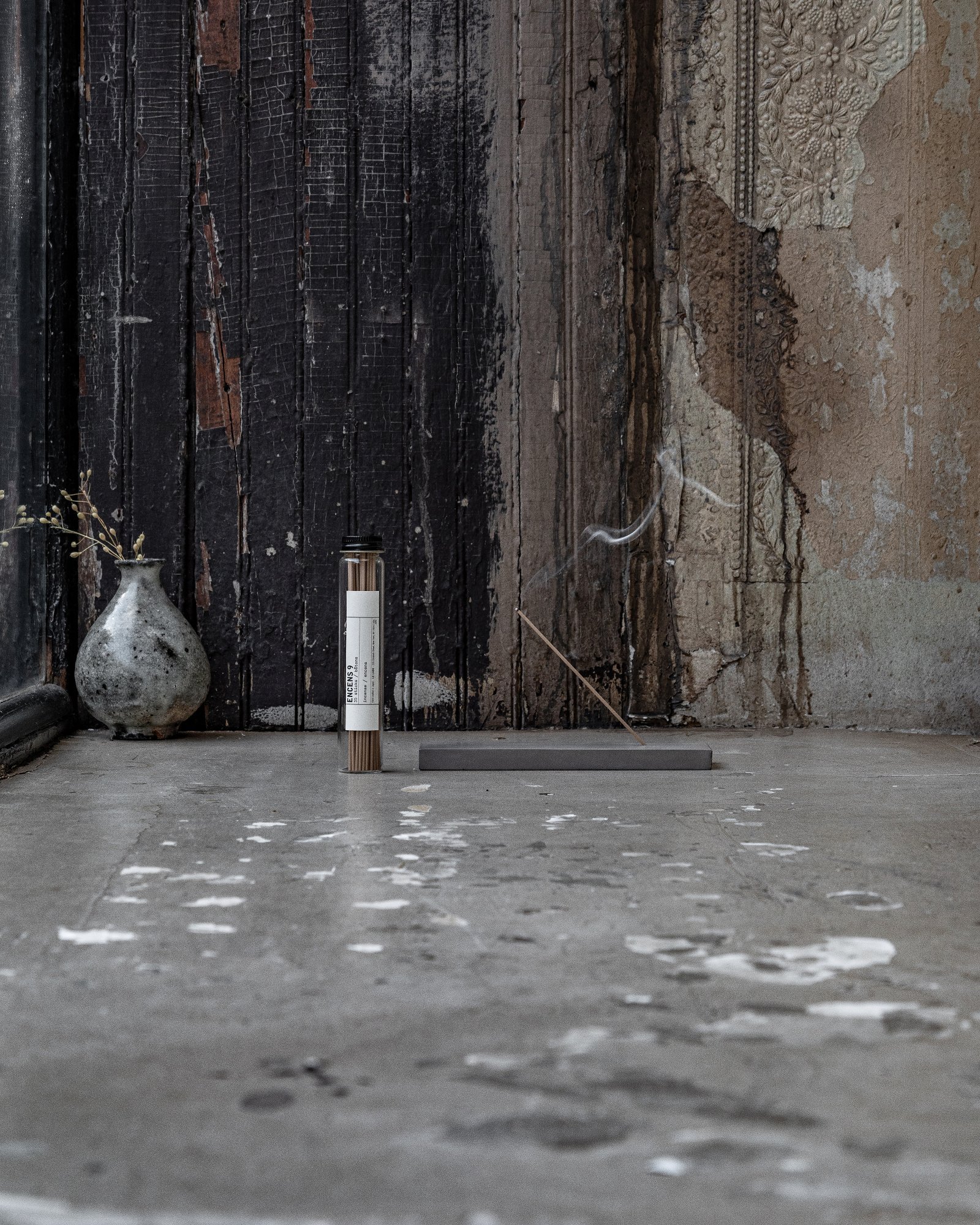 Le Labo_LS_Home_Incense_E9_Concrete_Holder_Vert_4x5.jpg