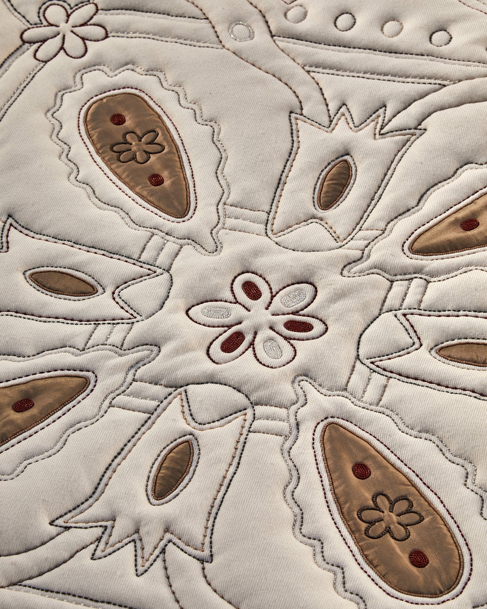 刺繍、手織り、パッチワーク】職人技の粋を尽くし、ロロ・ピアーナが