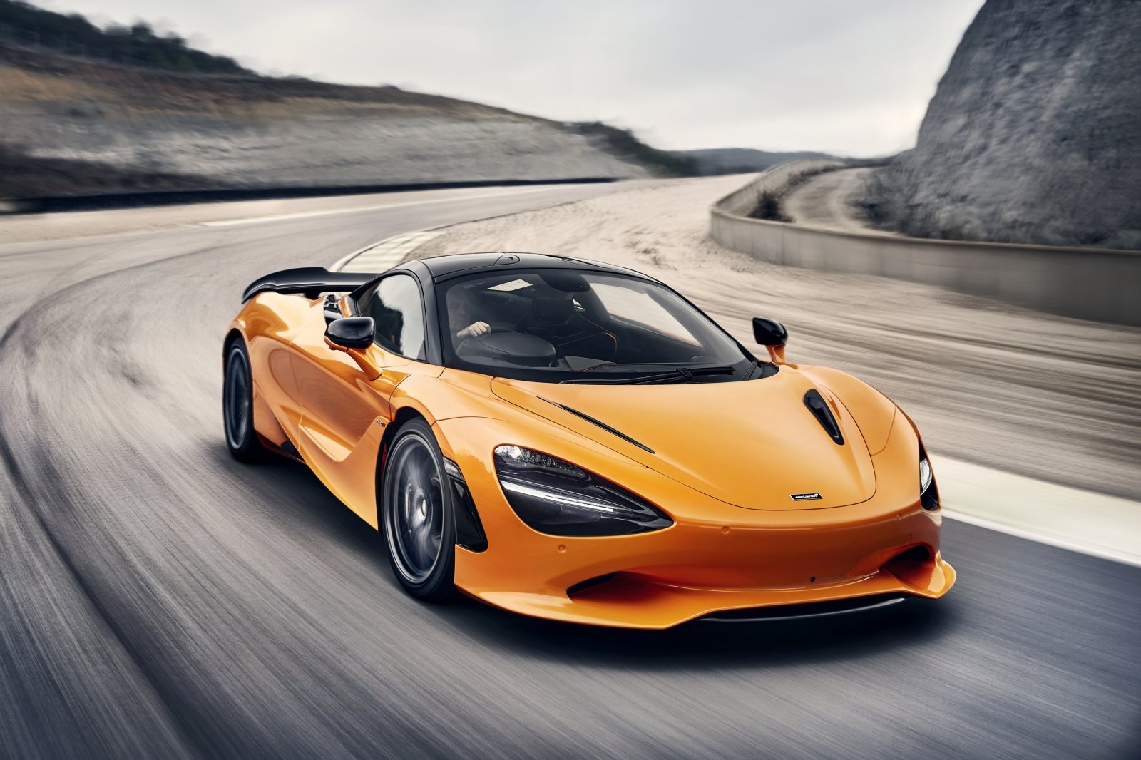 Medium-15099-McLaren750S.jpg