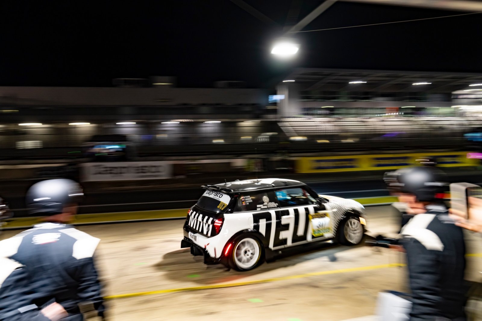 P90606028_lowRes_mini-jcw-x-deus-at-t.jpg