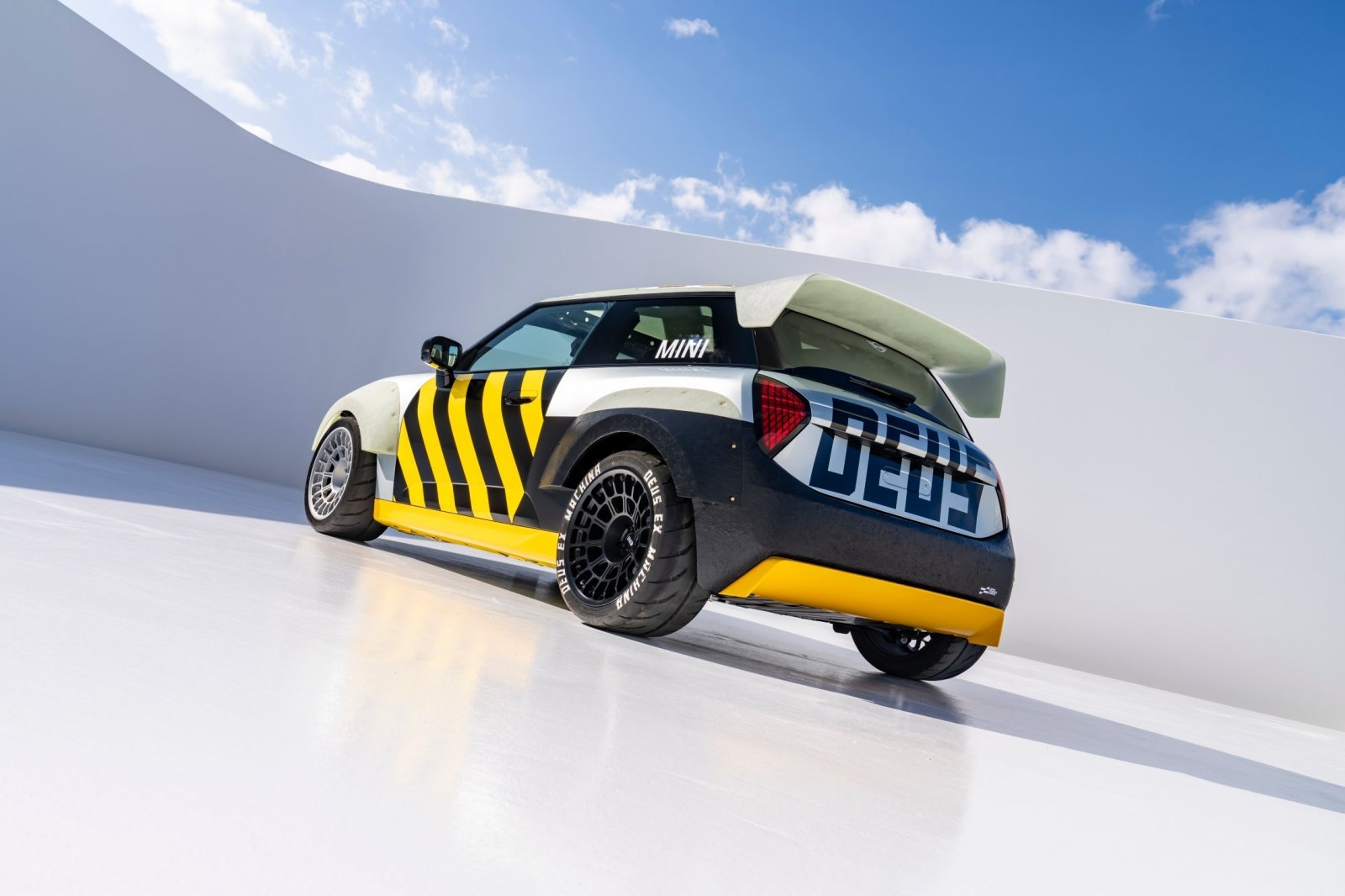 P90613824_lowRes_mini-john-cooper-wor.jpg