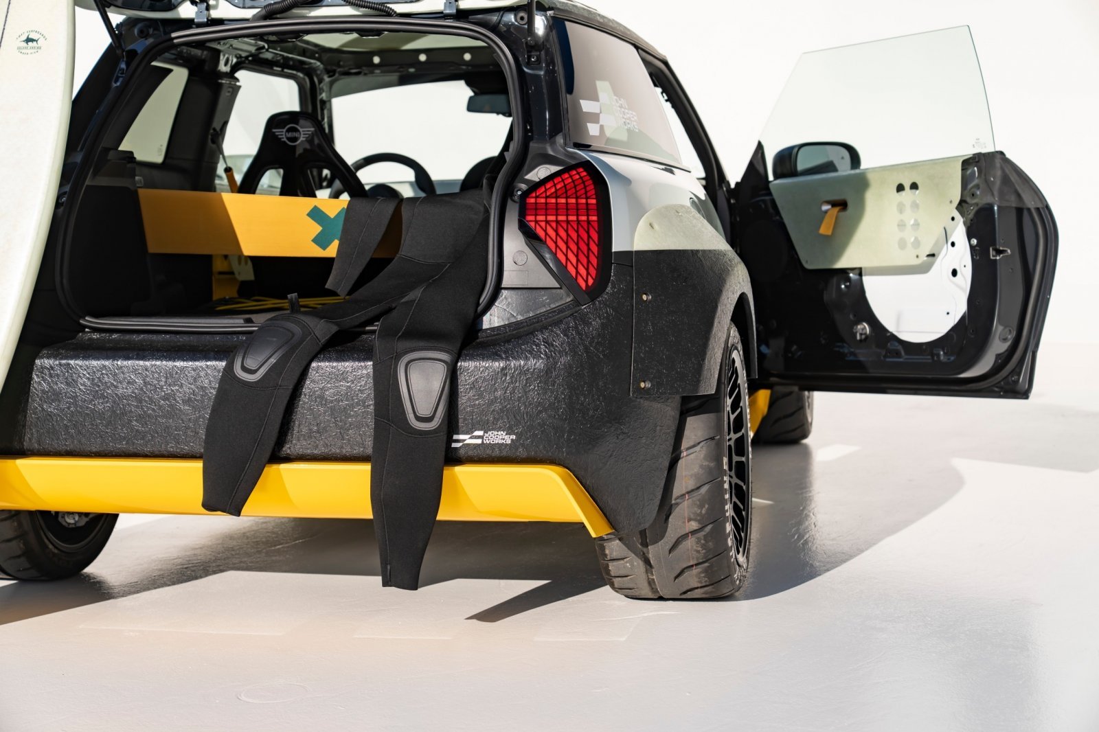P90613866_lowRes_mini-john-cooper-wor.jpg