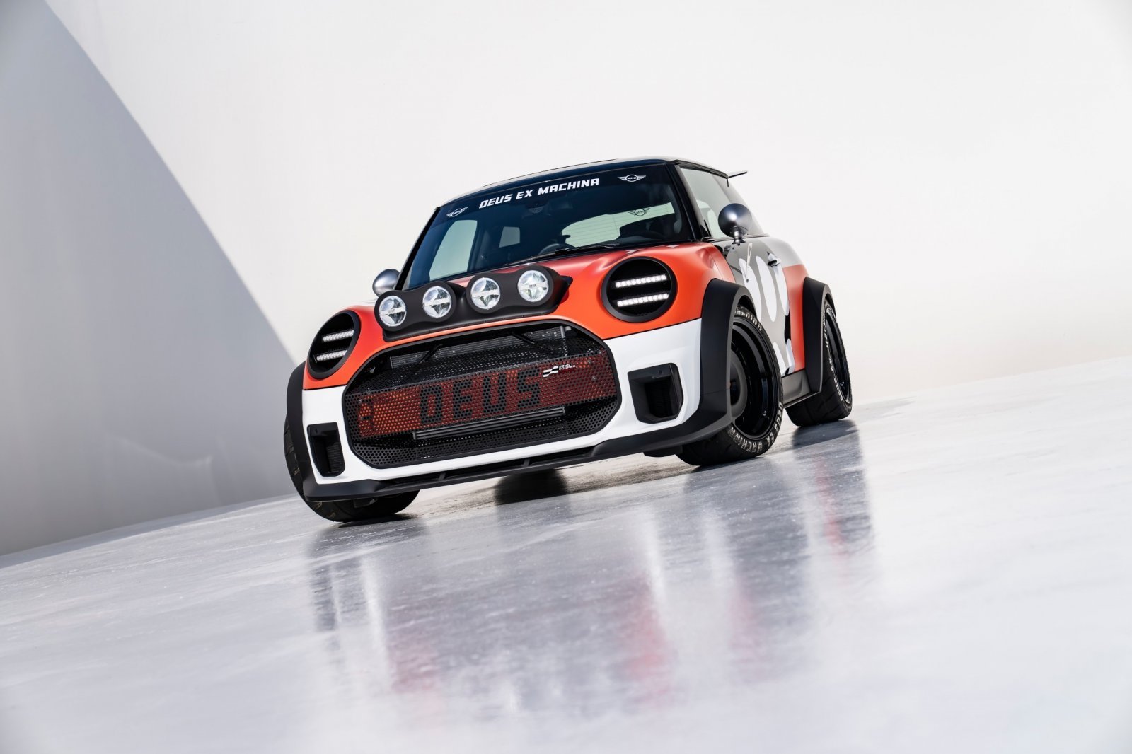 P90613882_lowRes_mini-john-cooper-wor.jpg