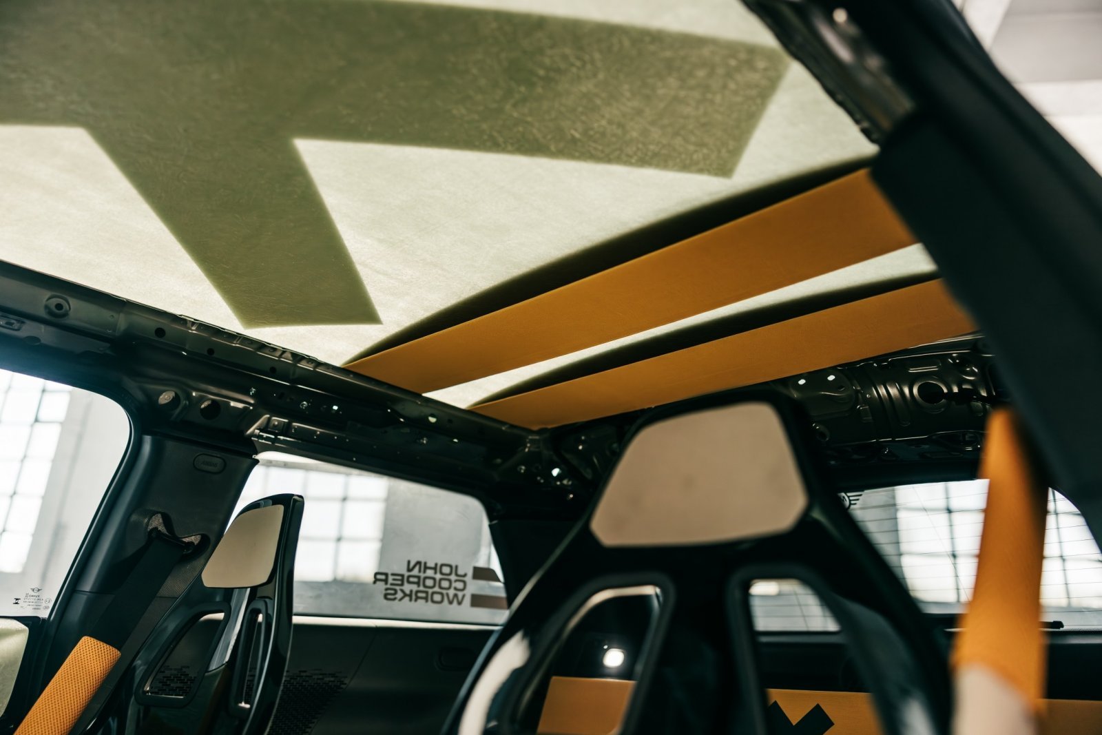 P90614090_lowRes_mini-john-cooper-wor.jpg