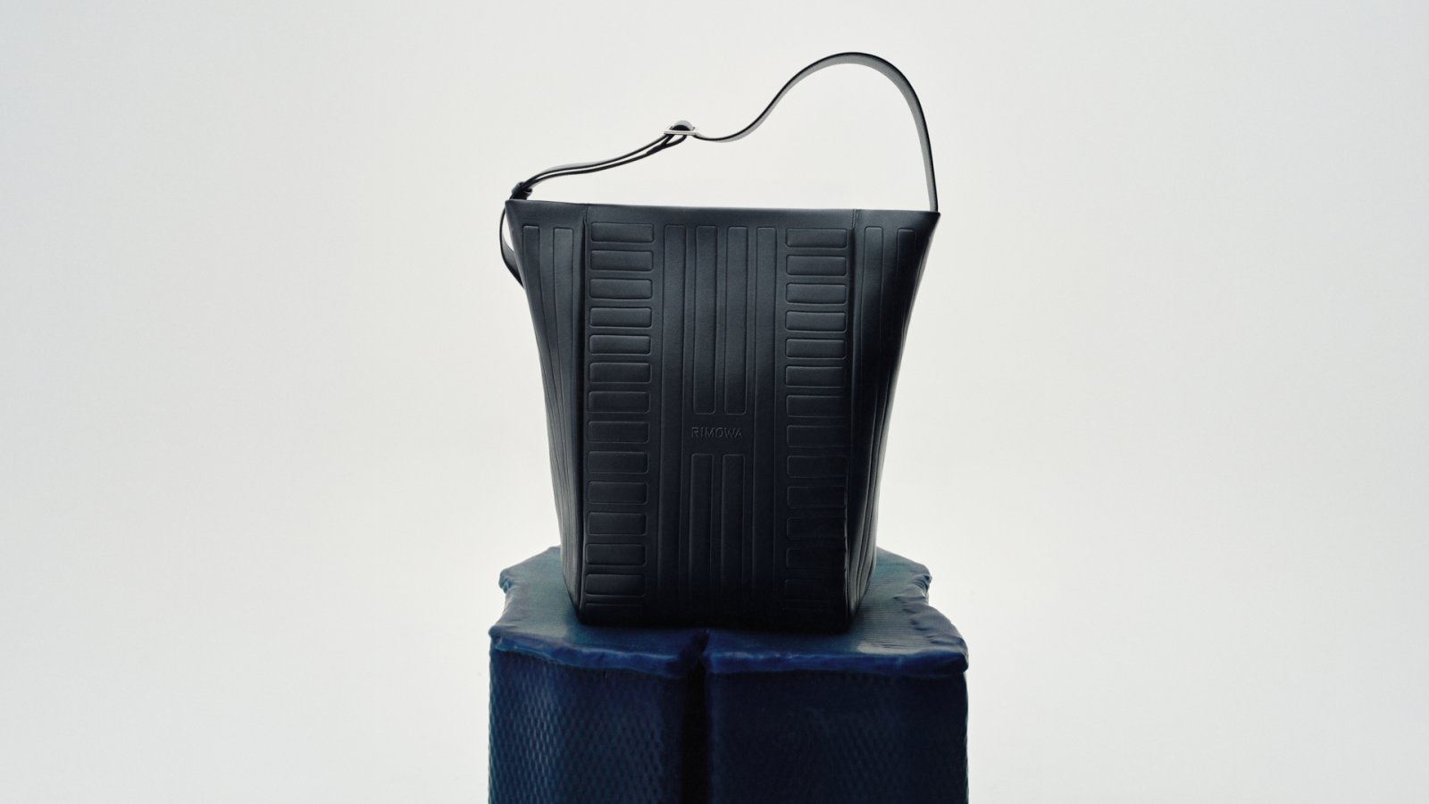 RIMOWA_Beauty Shot_16x9_Victor Brun_Groove Sliding Hobo Bag Black.jpg