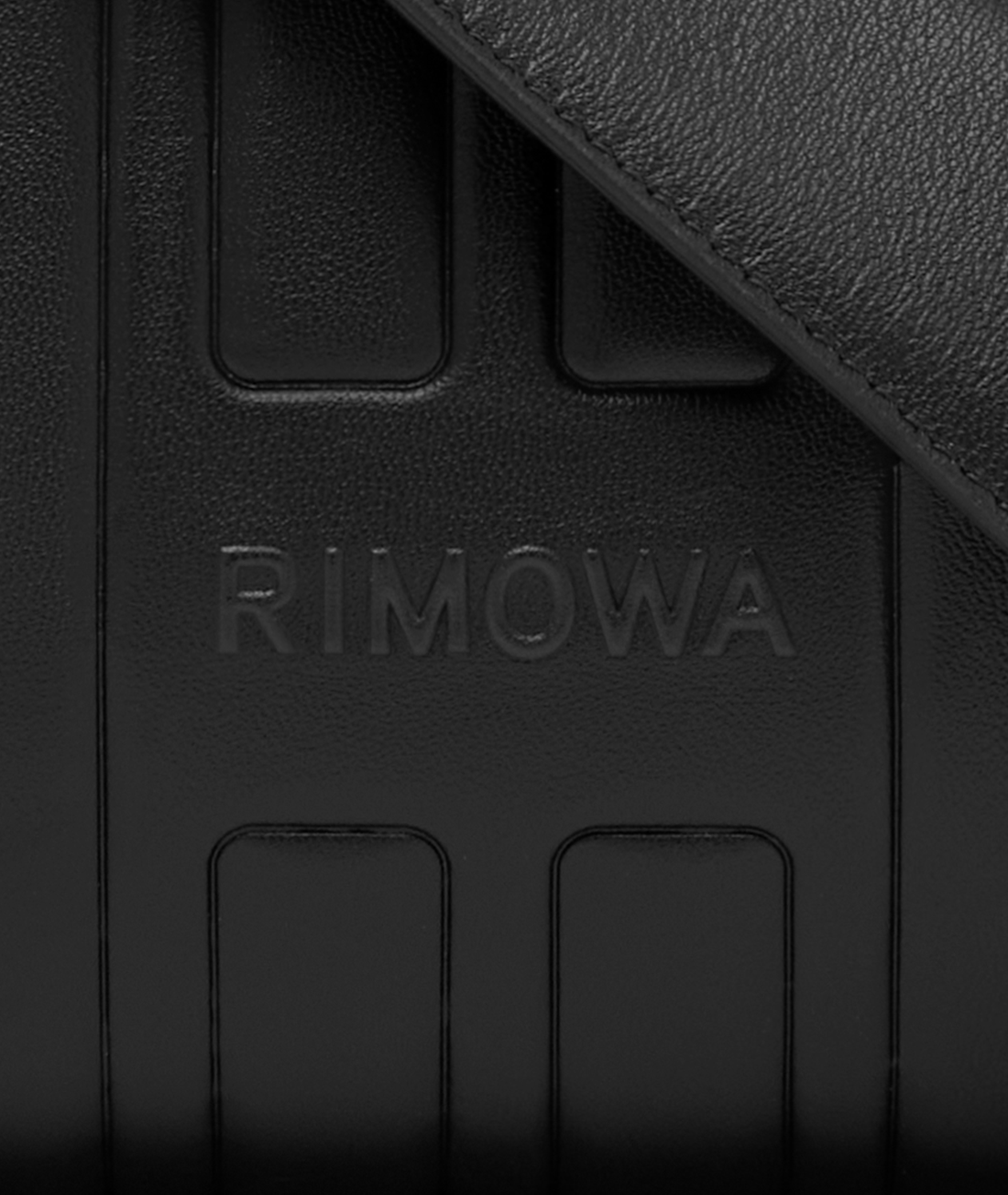 RIMOWA_Groove_Cross-Body_Bag_Large_Black_Thumbnail_Details (3).png