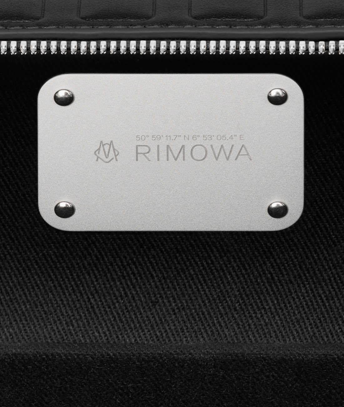RIMOWA_Groove_Cross-Body_Bag_Large_Black_Thumbnail_Details (4).png