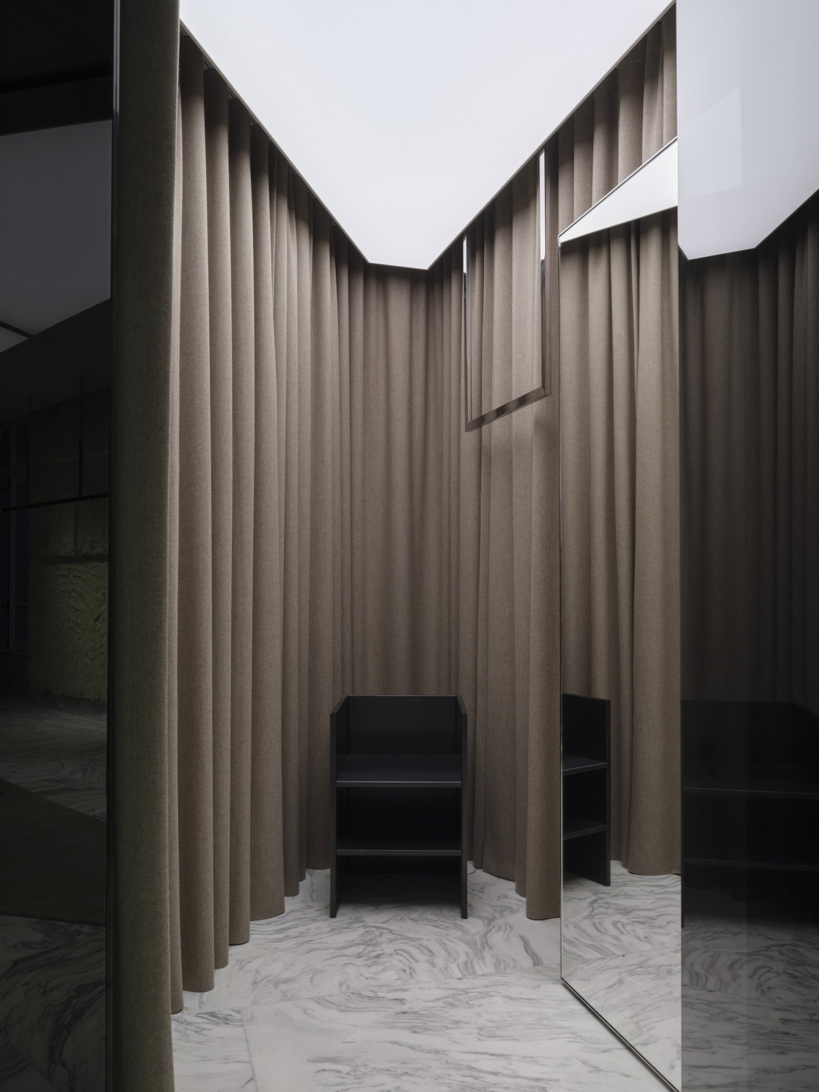 SAINT LAURENT_CHAMPS_ELYSEES_STORE_06_HR.jpg