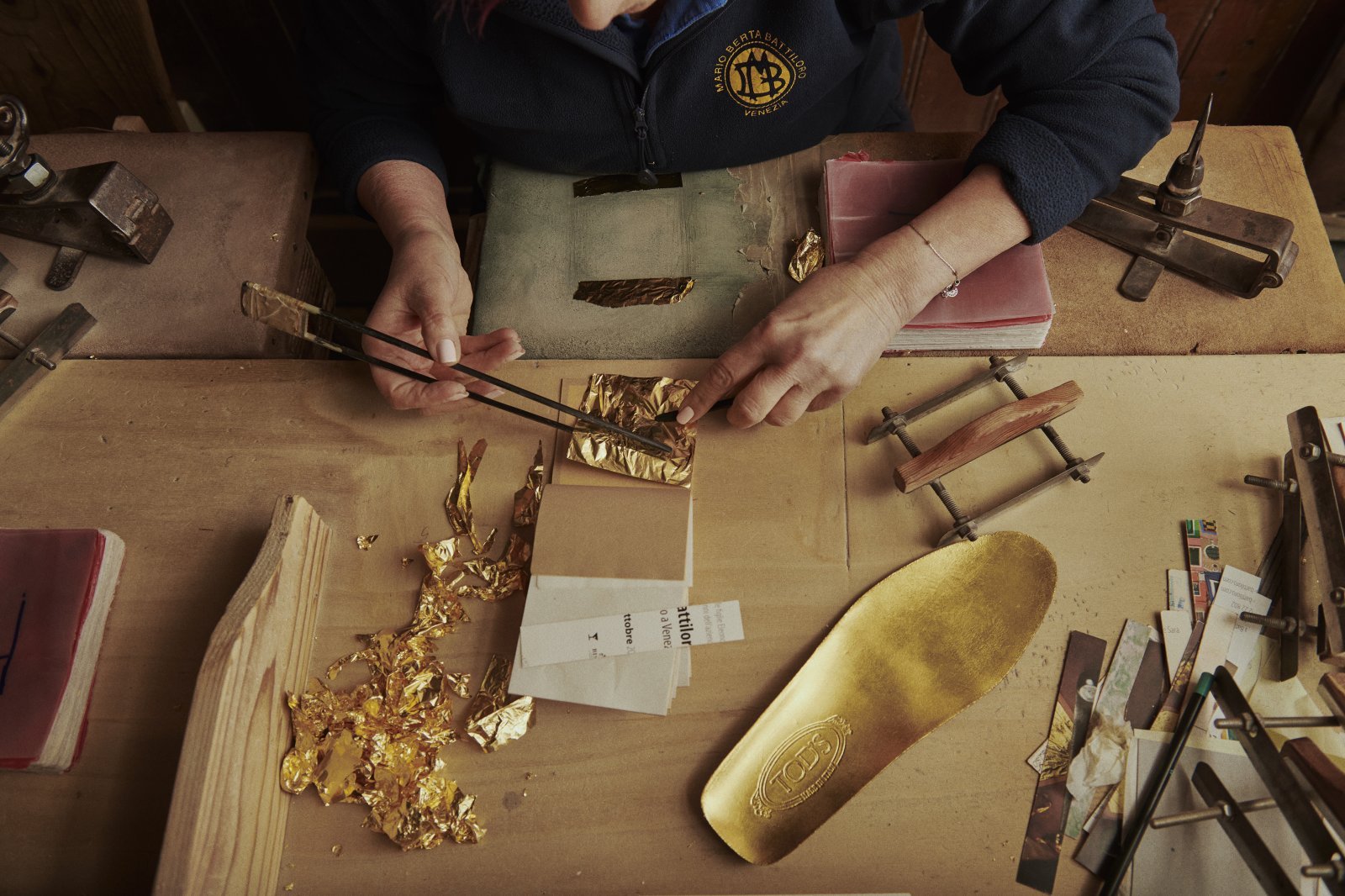 TOD'S_THE_ART_OF_CRAFTSMANSHIP_-_A_PROJECT_BY_VENETIAN_MASTERS_IMAGE_MARIO_BERTA_BATTILORO_FF_(2).jpg