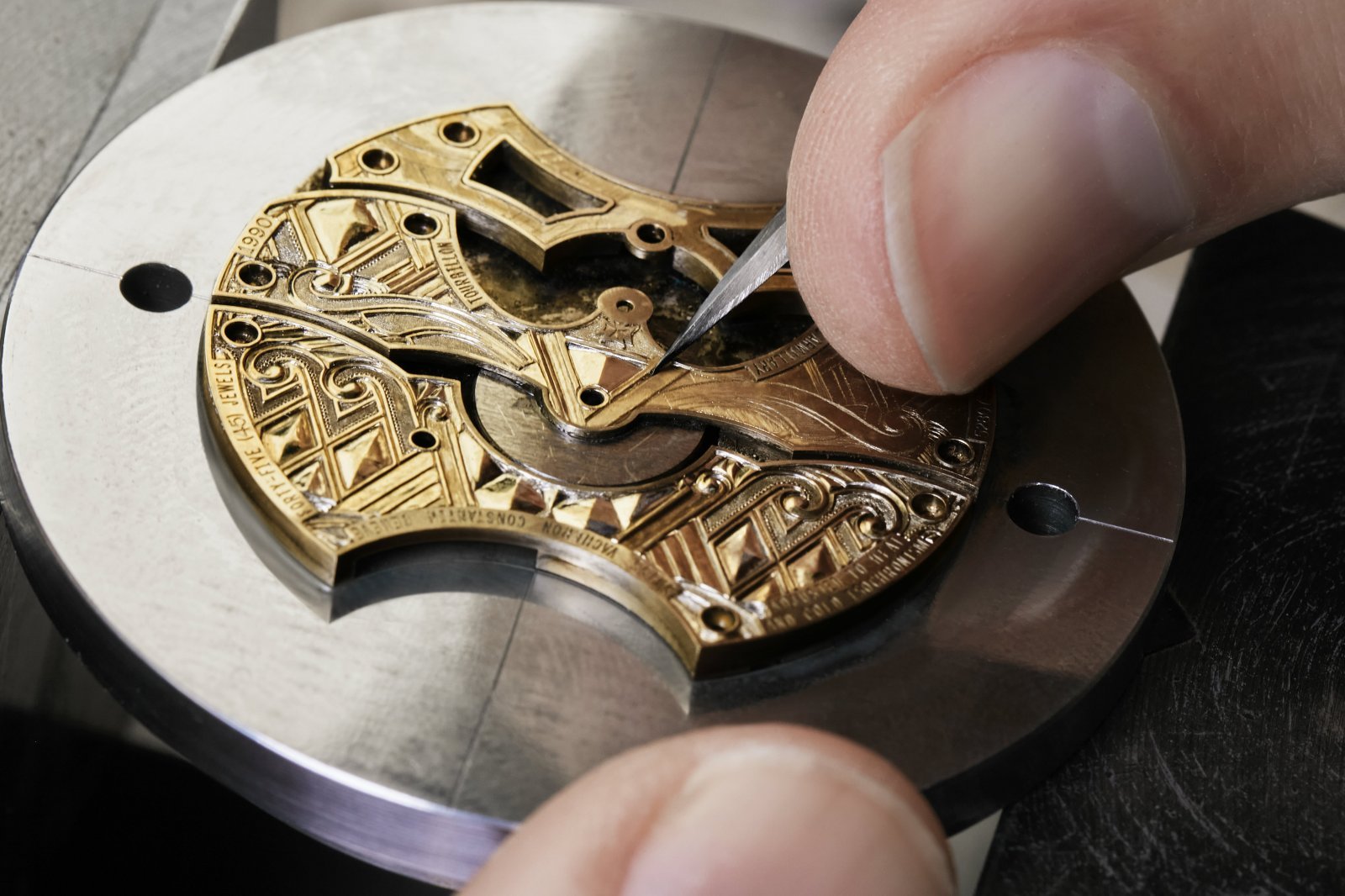 VAC_Les_Cabinotiers_9860C_000J_090C_MO_Back_Calibre_Engraving.jpg