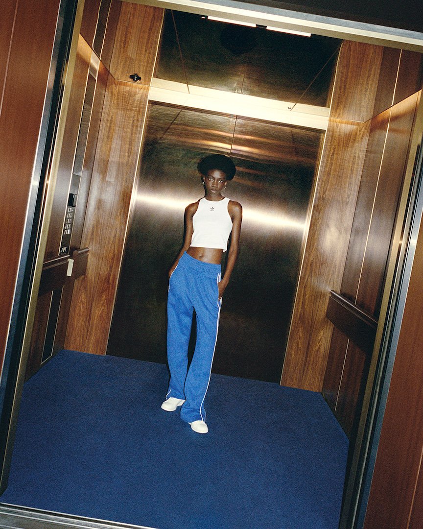 a+H23694-SS23_ORIGINALS_STAN_SMITH_w_BLUEVERSION_LOOK3_1_4x5-1099494.jpg