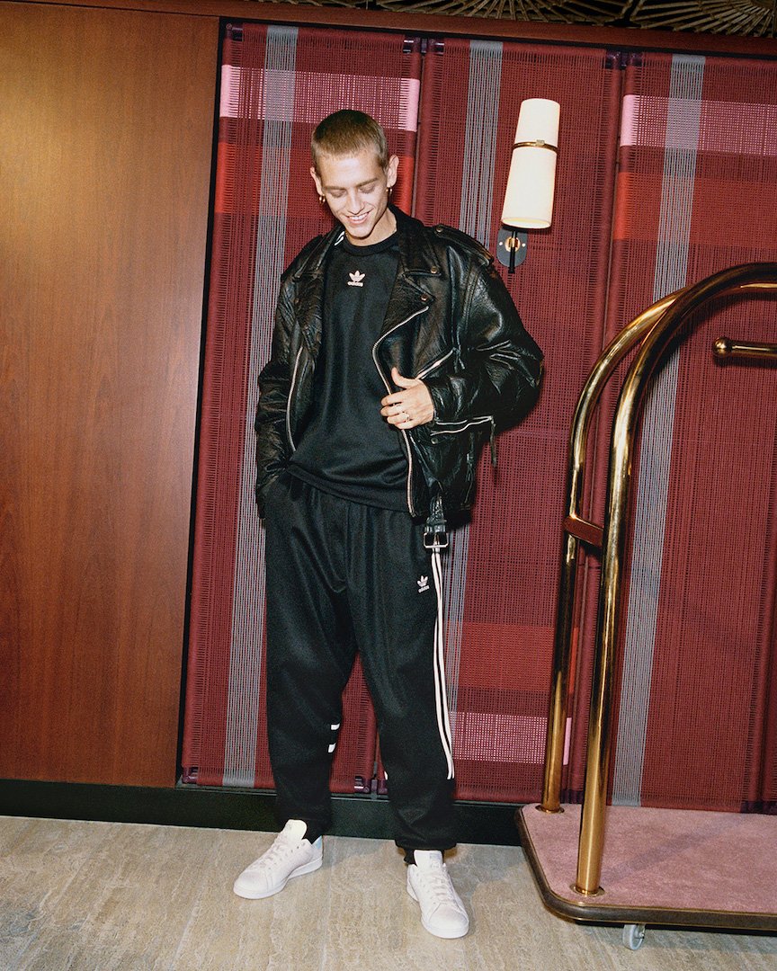 a+H23694-SS23_ORIGINALS_STAN_SMITH_w_BLUEVERSION_LOOK4_1_4x5-1099497.jpg