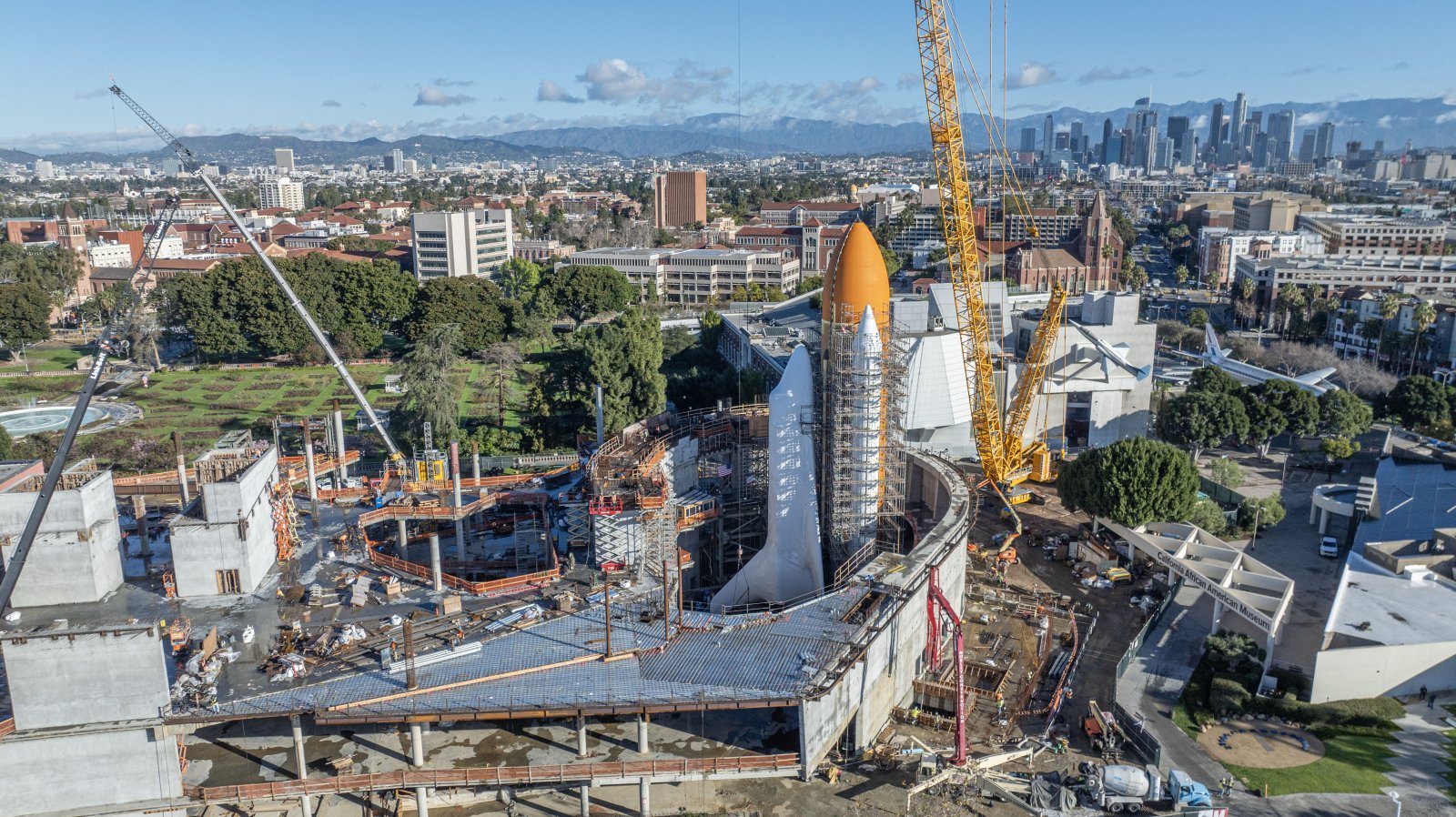 工事中  Bird's Eye View of the Completed Shuttle Stack_Photography Courtesy of California Science Center.jpg