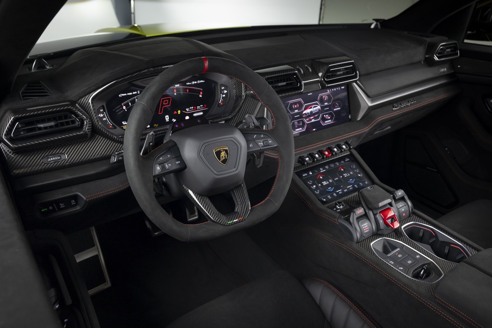 ランボルギーニ SUV「ウルスSE ペルフォルマンテ」コクピット