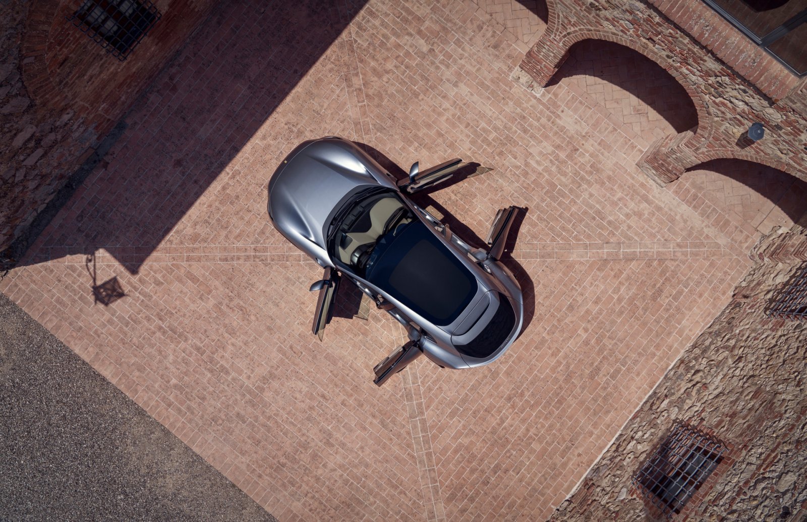 GVBBQI_FERRARI_OVERHEAD_v1-1920x0_A7SHNDのコピー.jpg