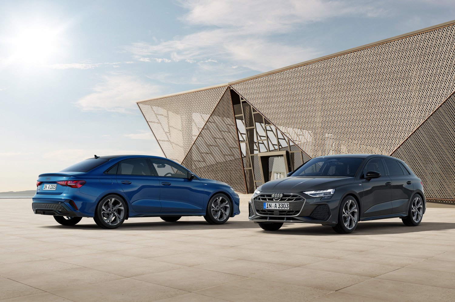 「アウディ A3 スポーツバック edition S line plus」と「アウディ A3 セダン edition S line plus」。