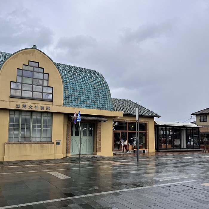 鈴木修司_出雲大社前駅.jpg