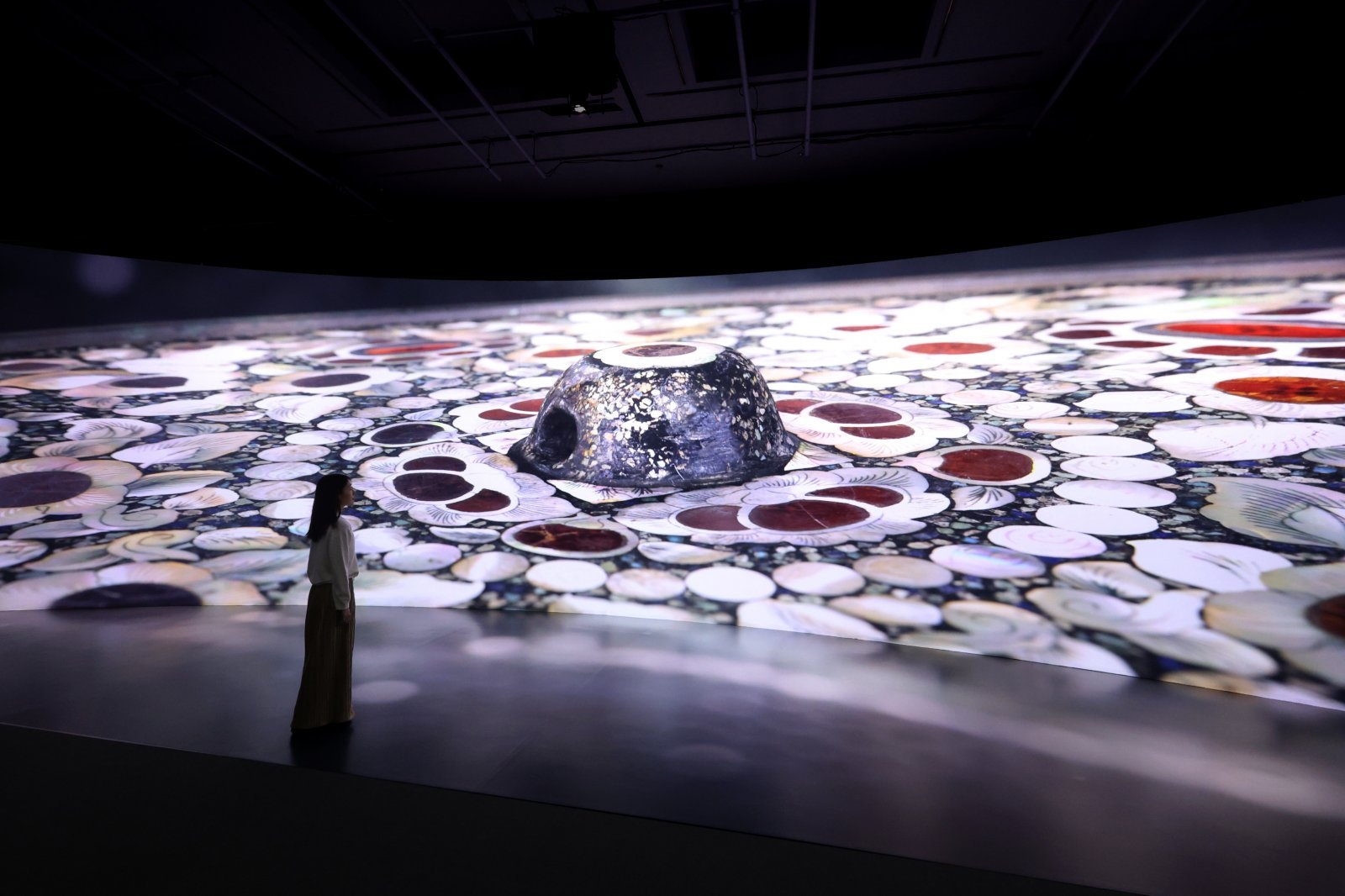 4.STAGE02 巨大スクリーン映像.jpg
