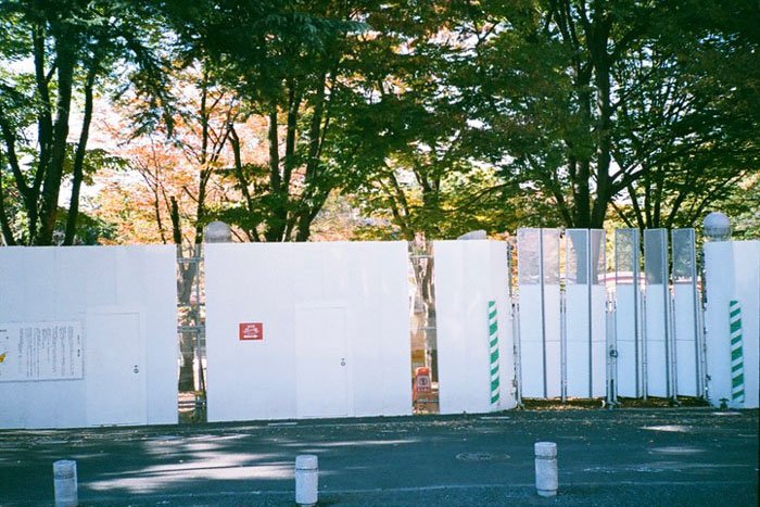 豊島園の塀.jpg