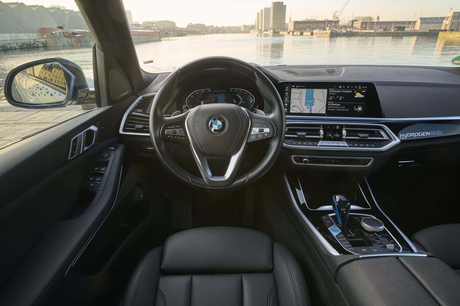 105_OnLocation_BMW_iX5_Hydrogen_Antwerpのコピー.jpg