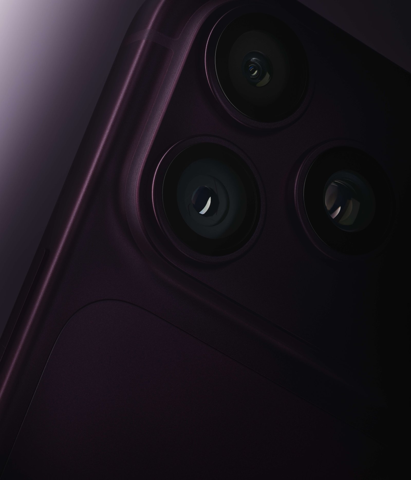 iPhone 18 Pro in burgundy (Image by HAW-LIN SERVICES).jpg