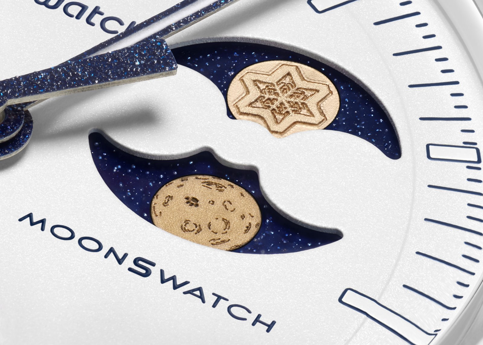 sc01_25_MoonSwatch_SO33W701L_december_close-up moonphase.jpg