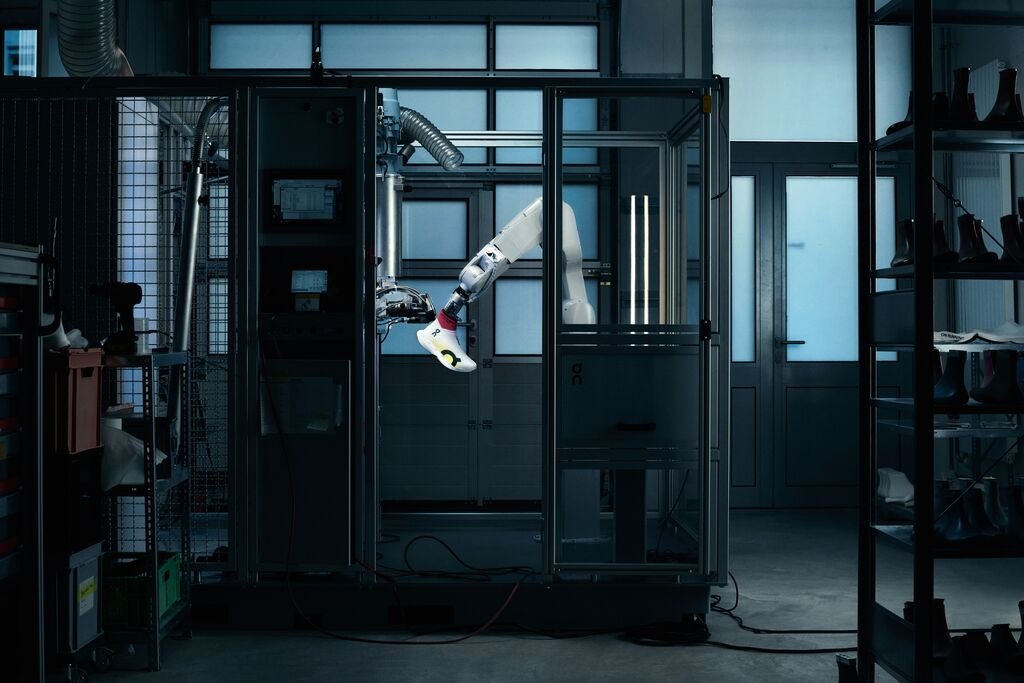 ss25-lightspray-pr-product_still-cloudboom_strike_ls_02.jpg